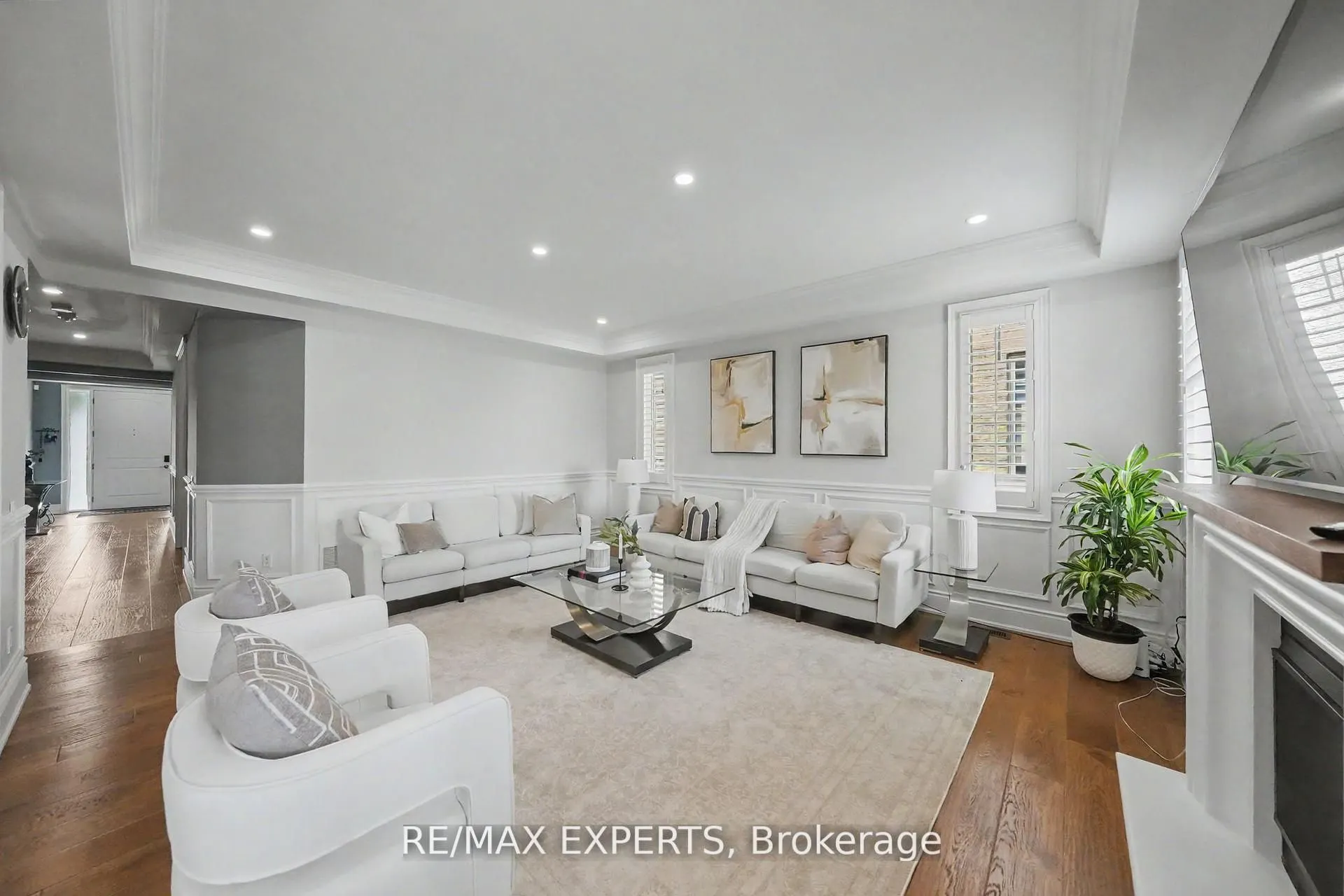 74 Dunrobin Crescent
