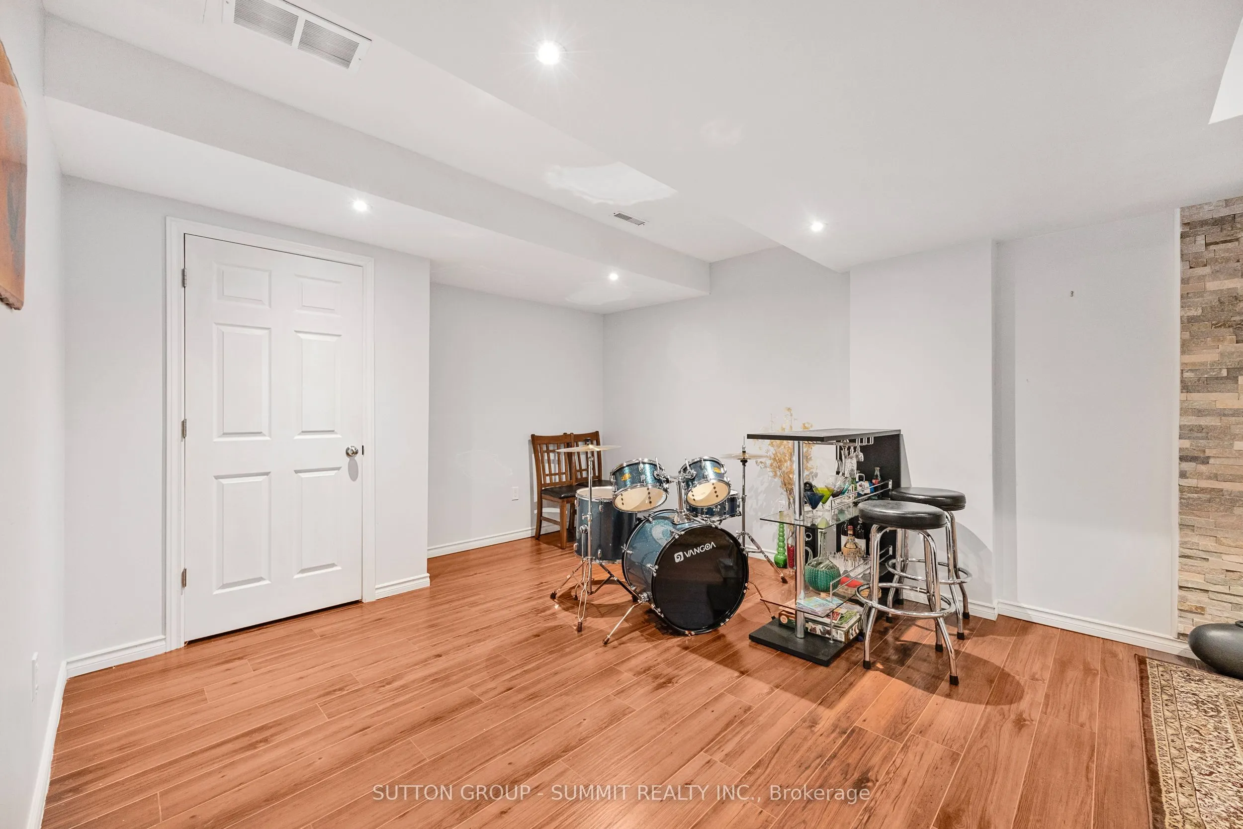 238 King Street S