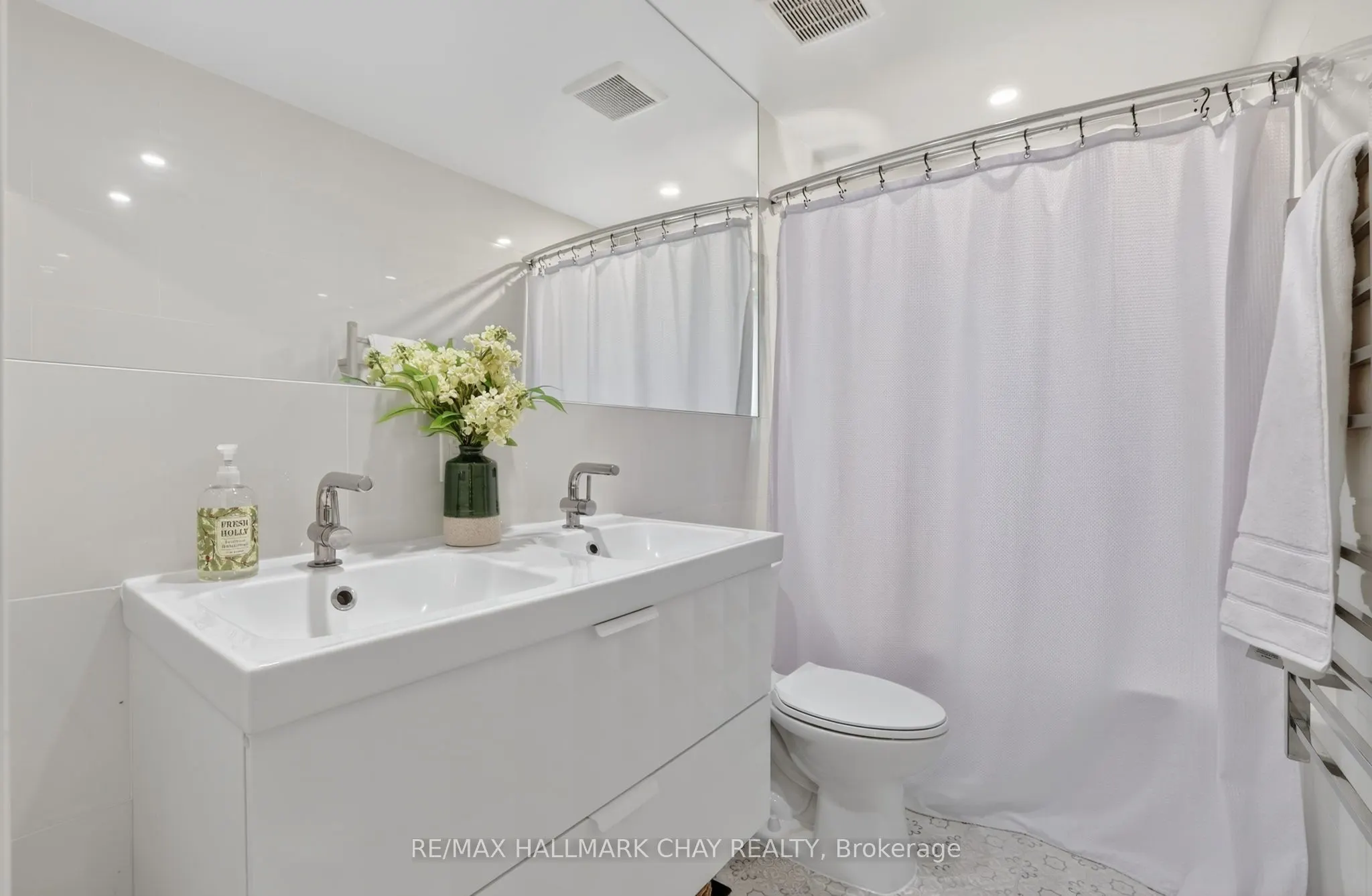 1587 Mount Albert Road