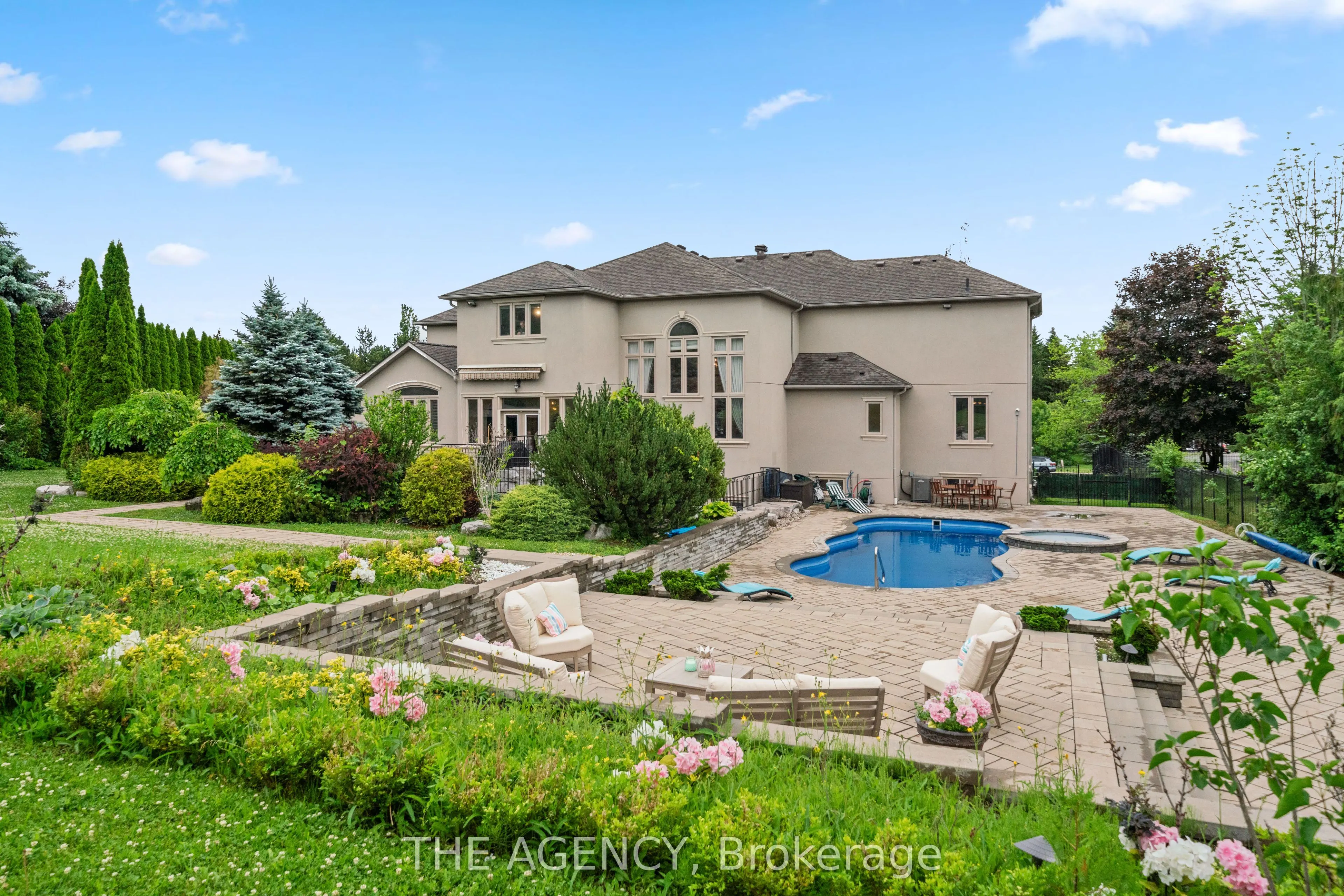16 DEW DROP Court