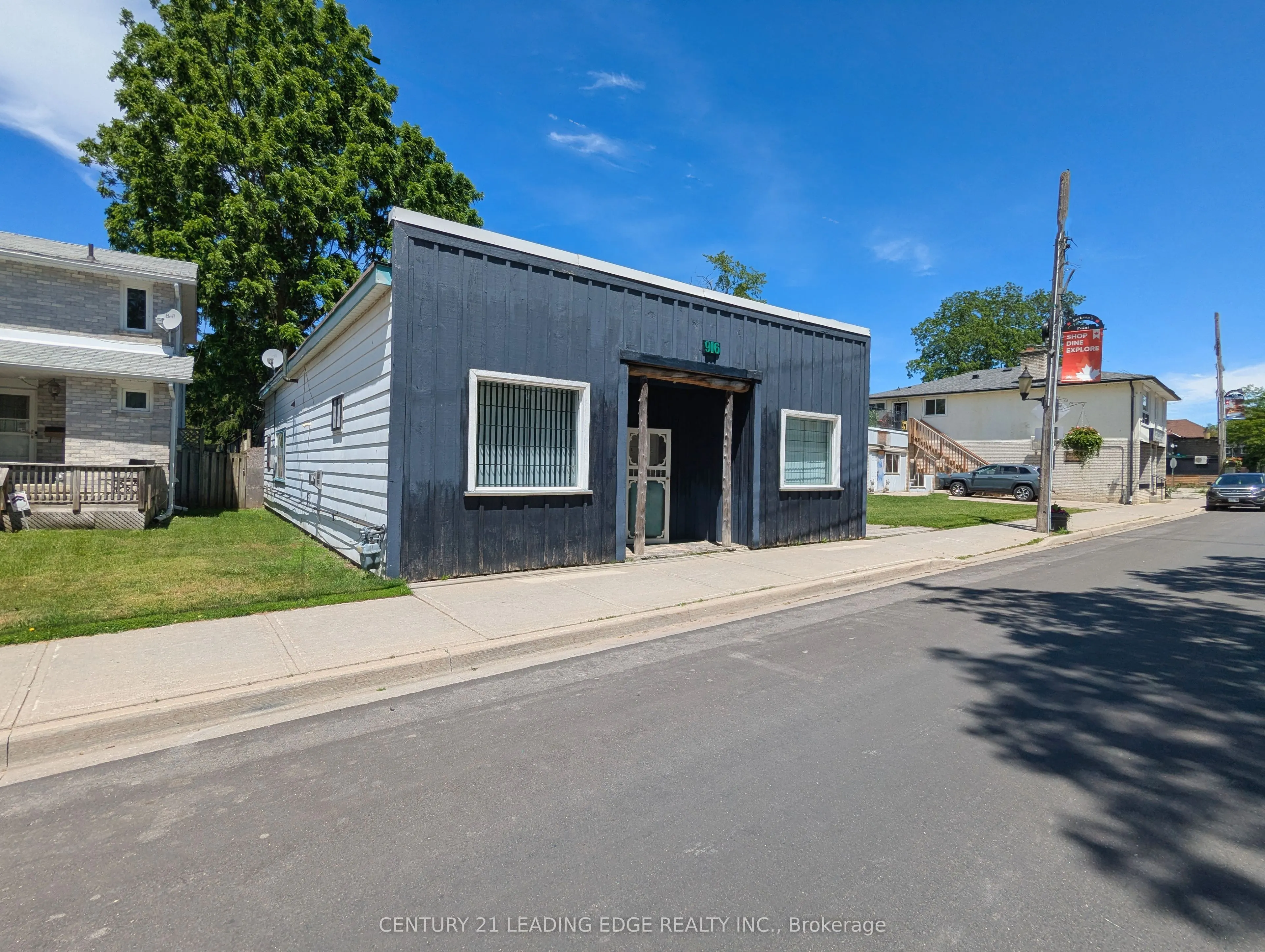 916 Lake Drive E