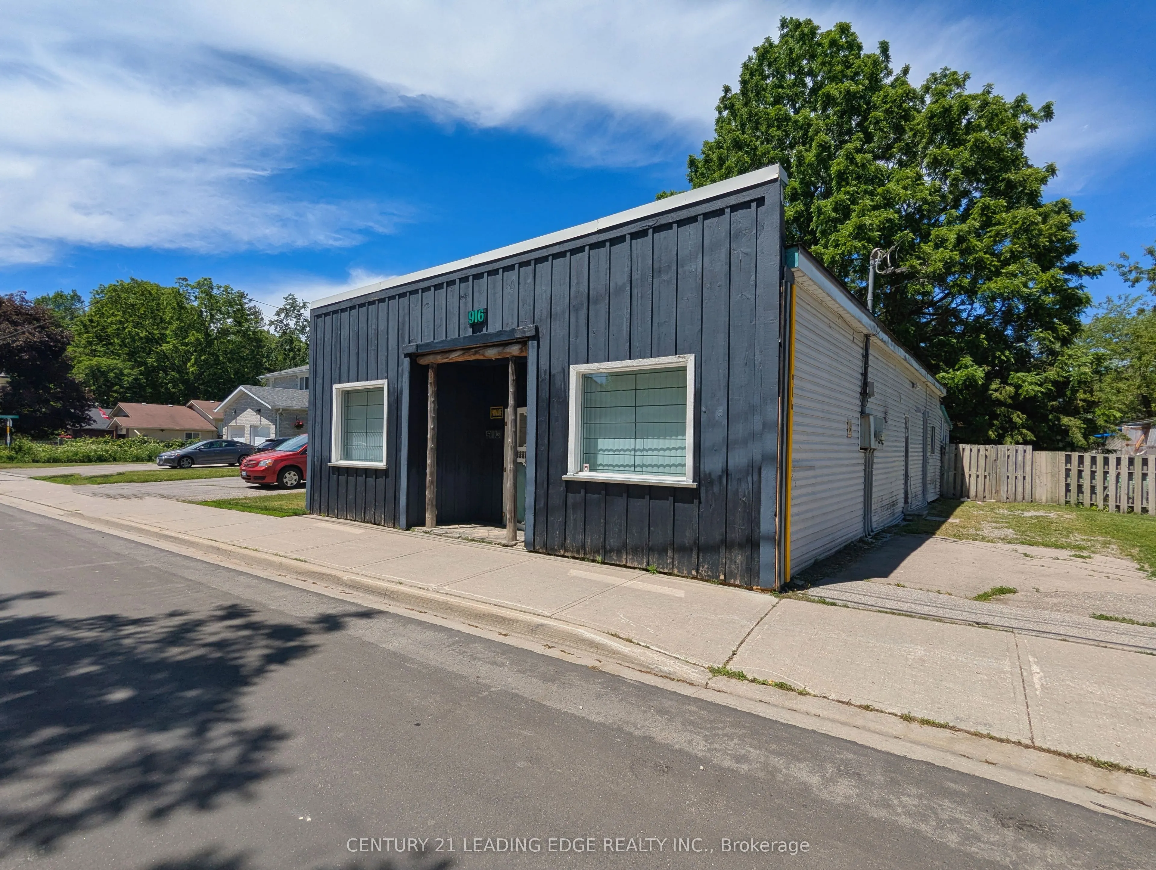 916 Lake Drive E