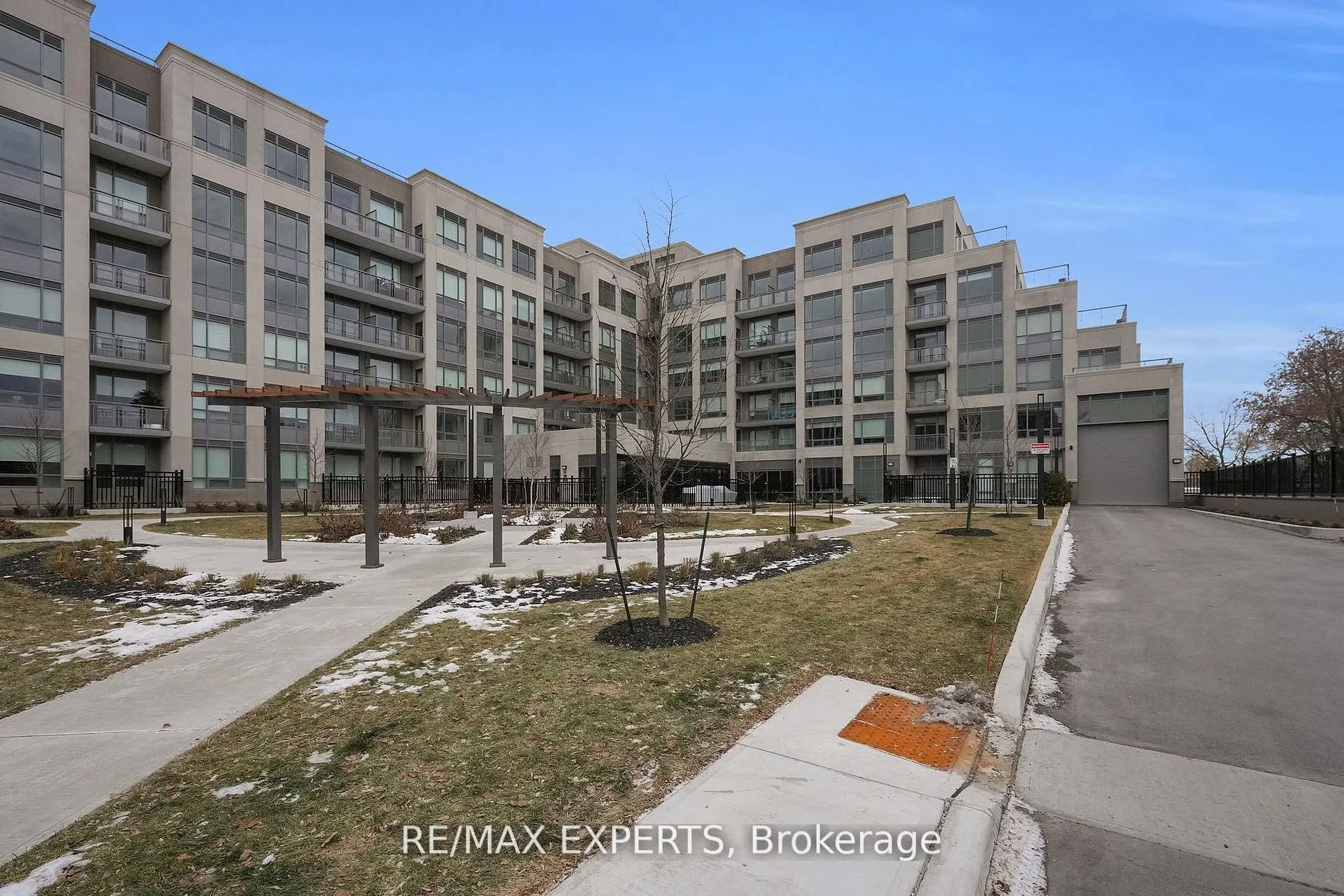 2075 King Road #203