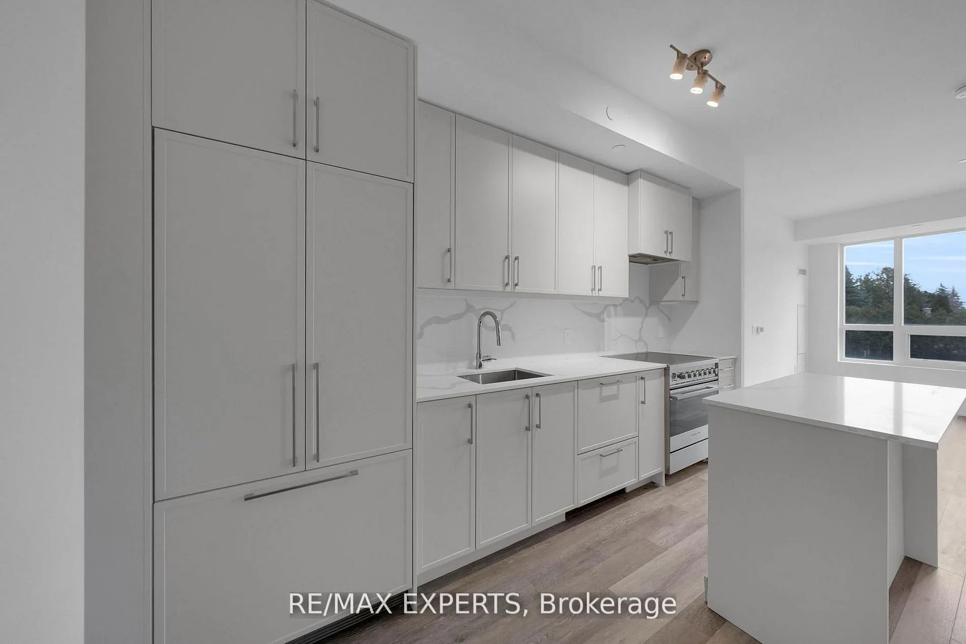 2075 King Road #203