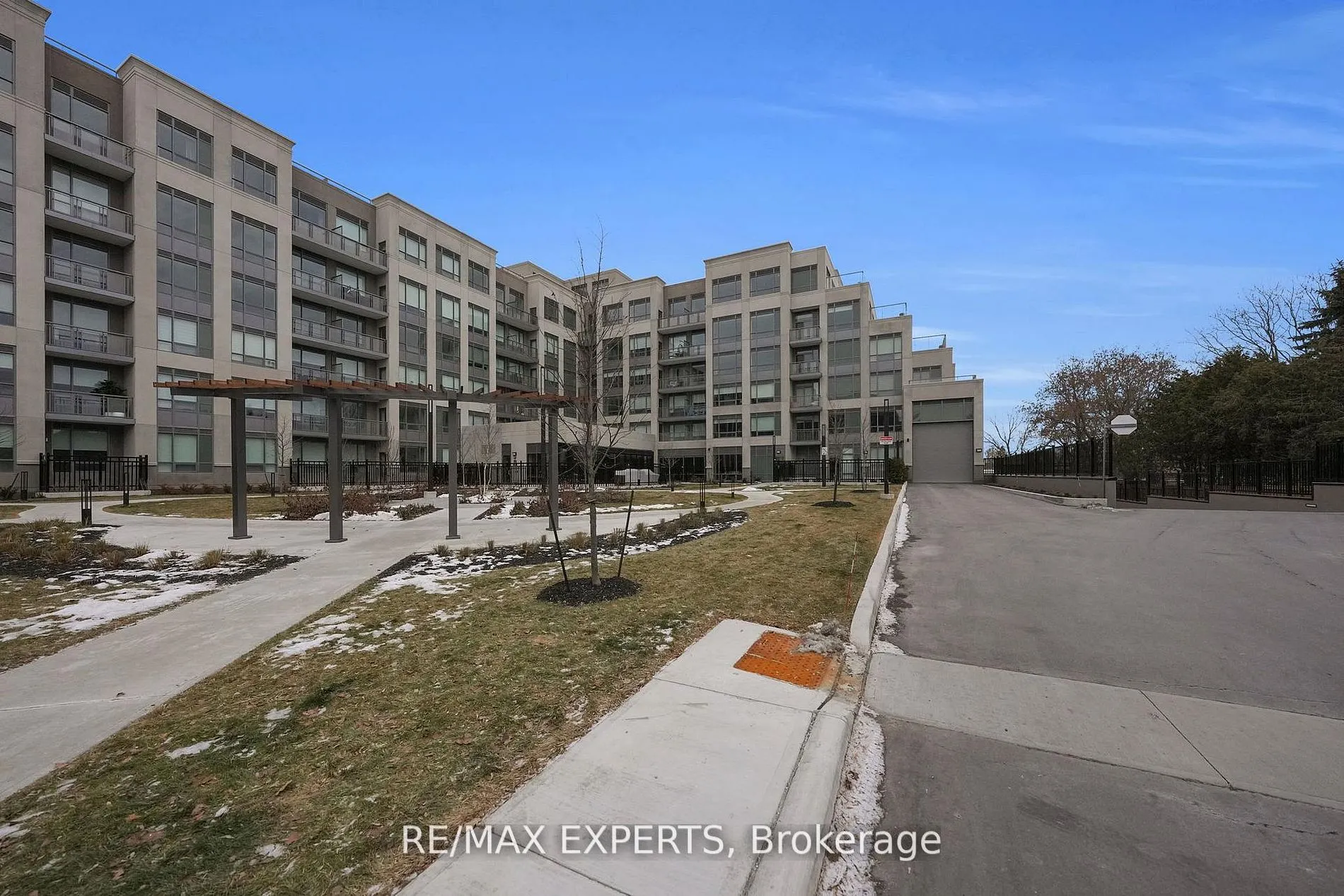 2075 King Road #203