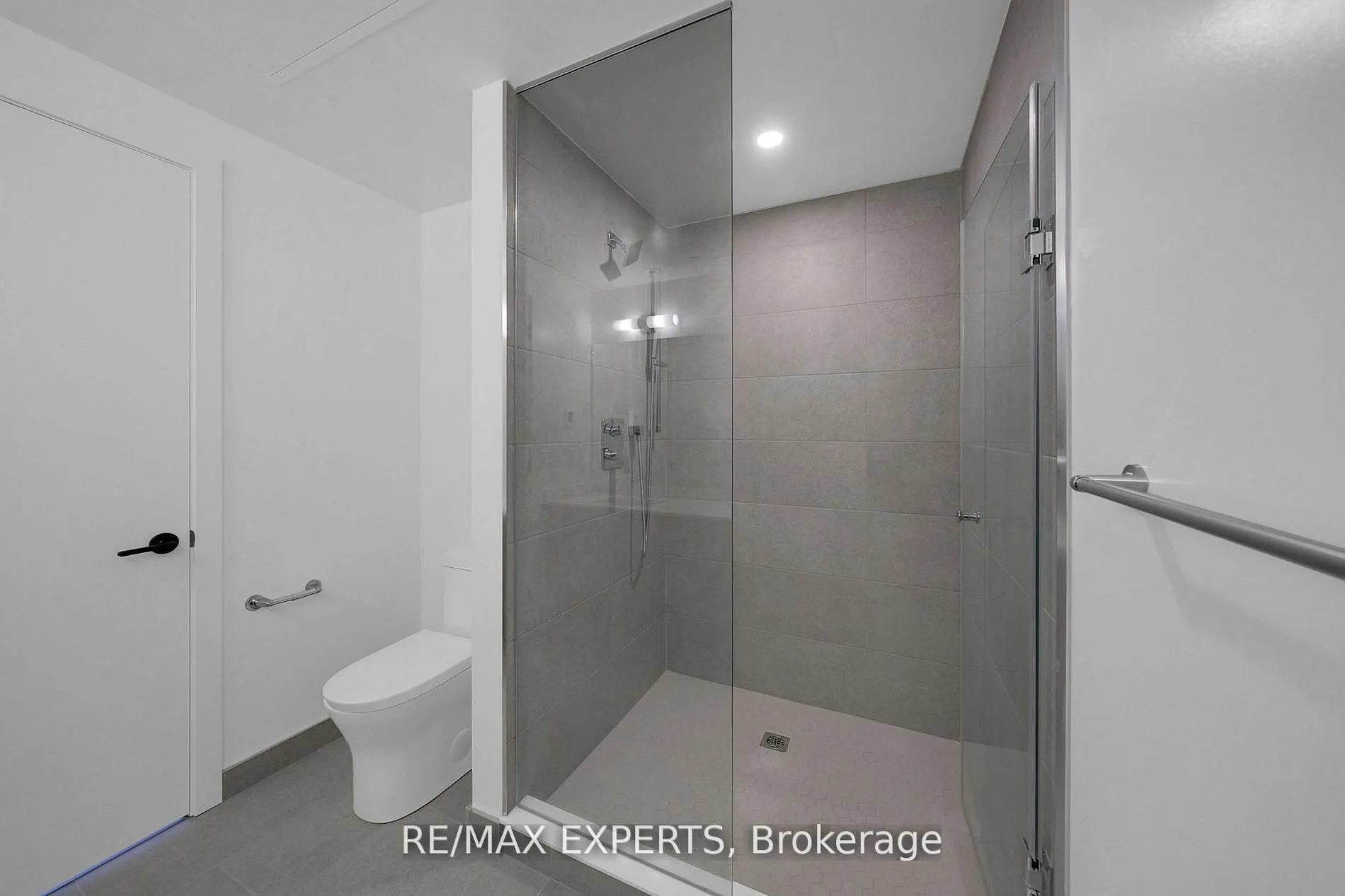 2075 King Road #203