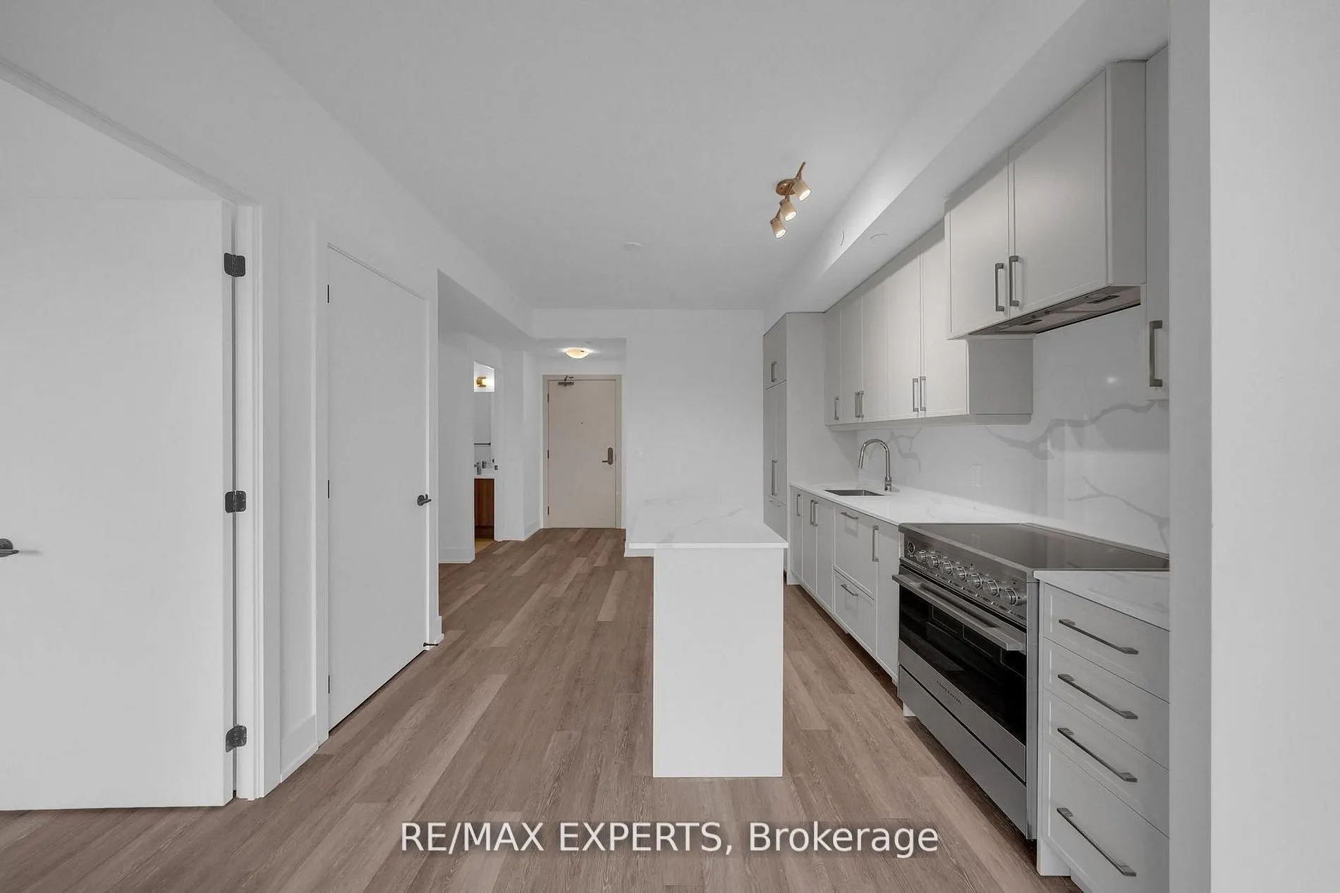 2075 King Road #203