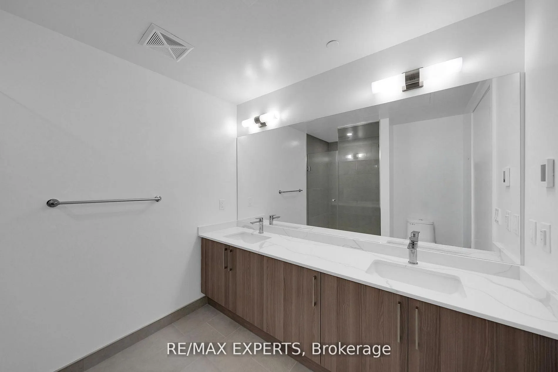 2075 King Road #203