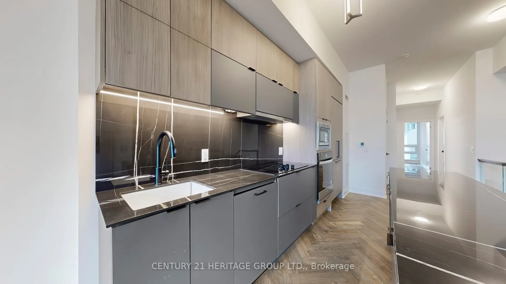8888 Yonge Street #103 (L/W)