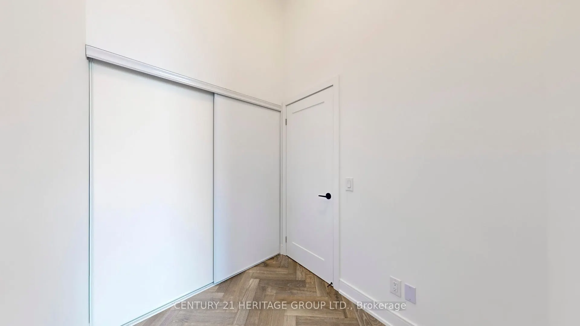8888 Yonge Street #103 (L/W)