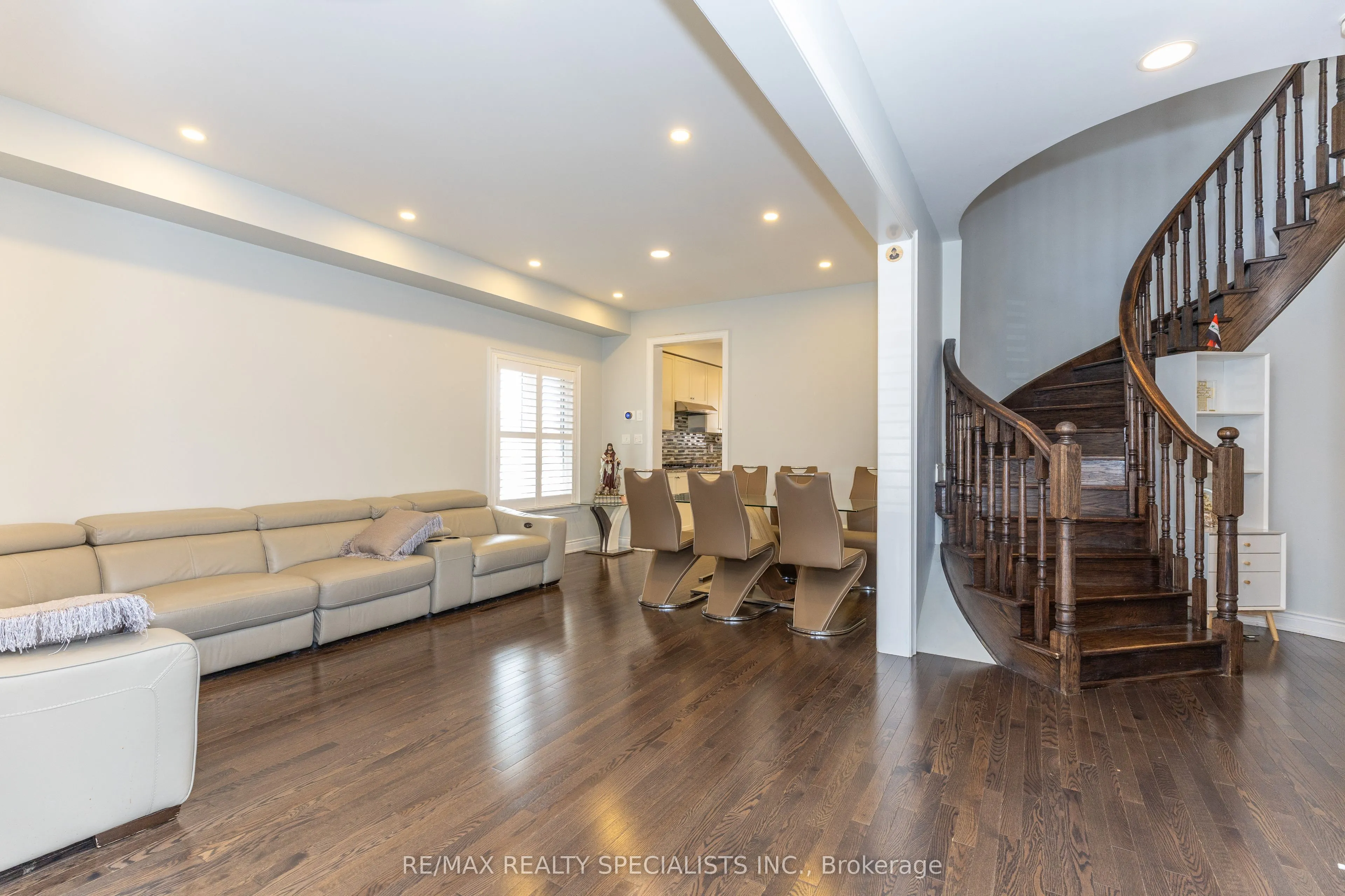 8 W. Dykie Court