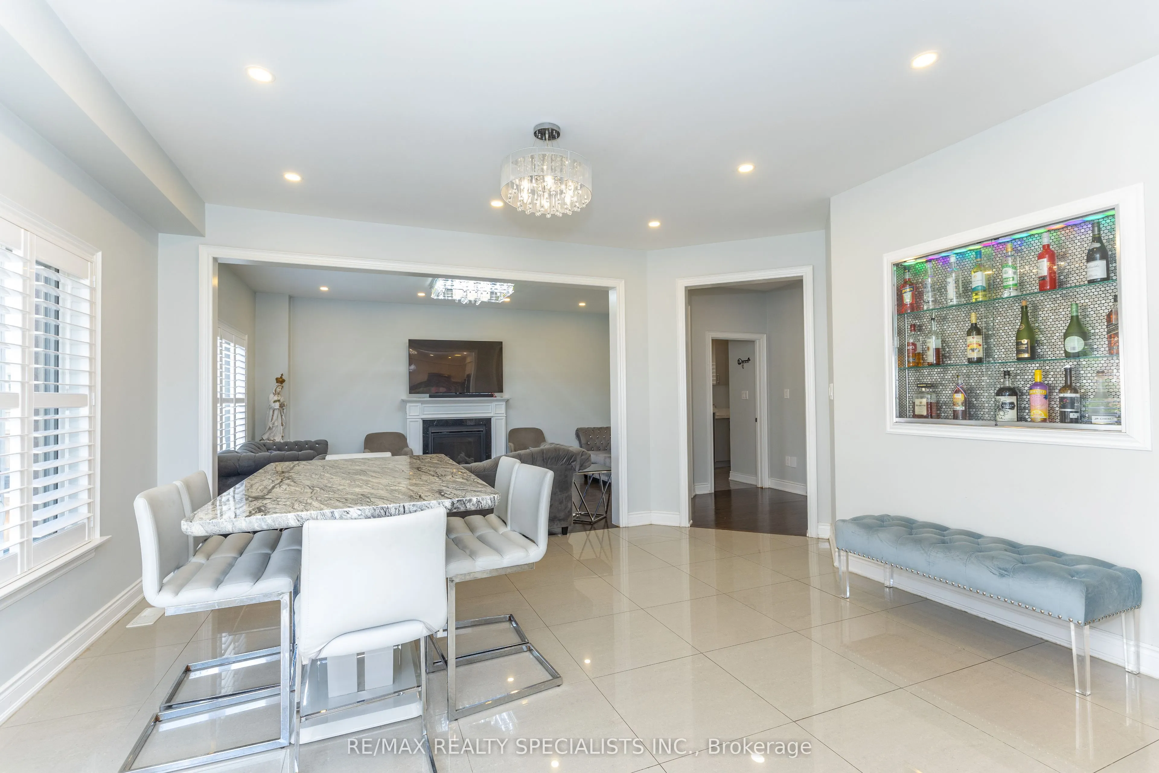 8 W. Dykie Court