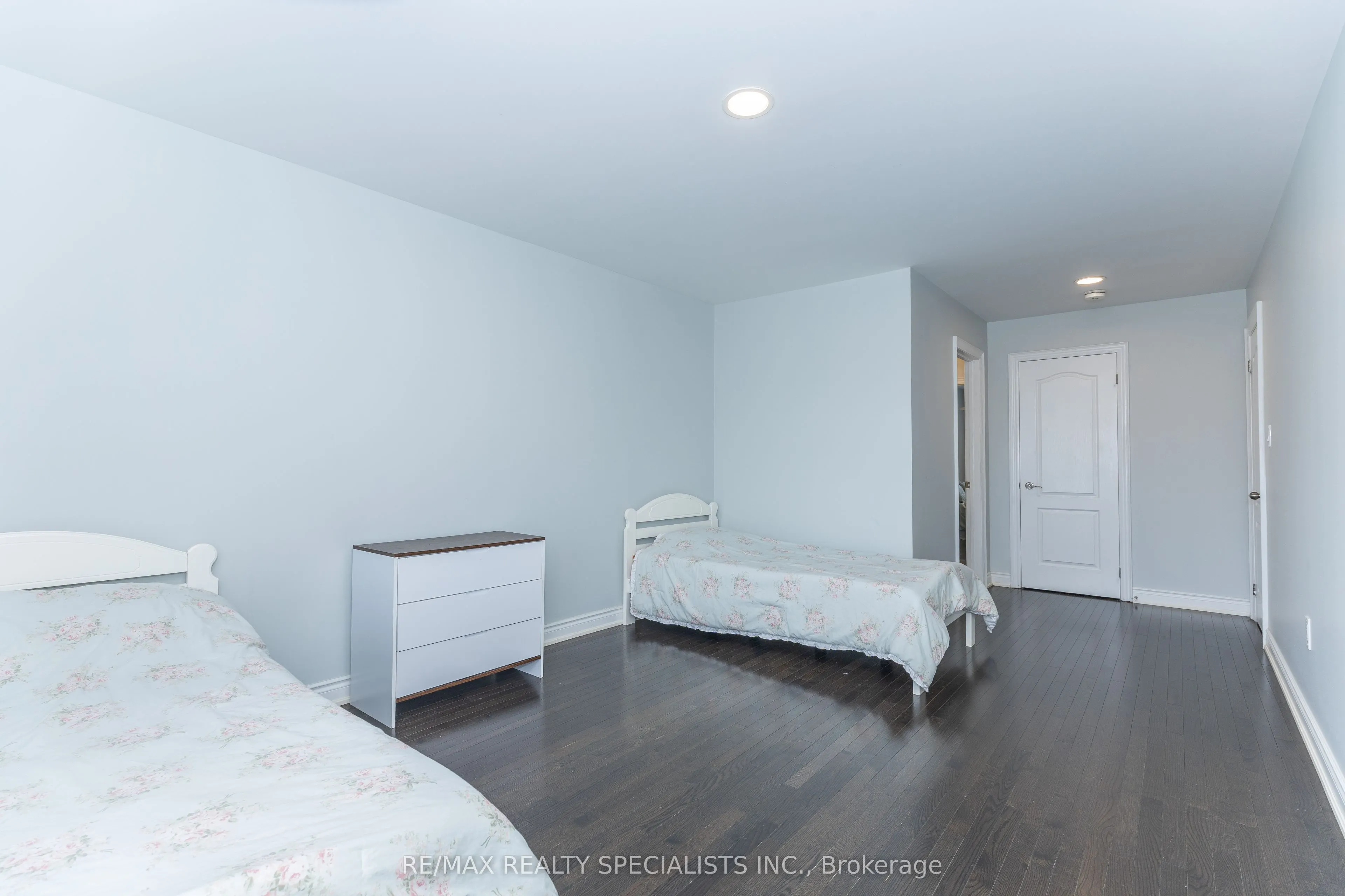 8 W. Dykie Court