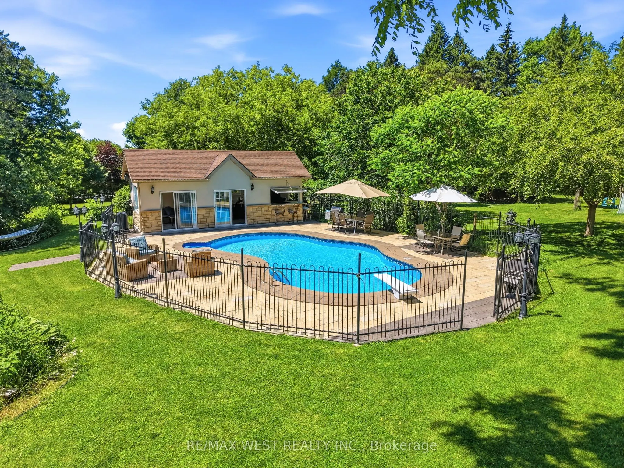 2 Kingswood Drive