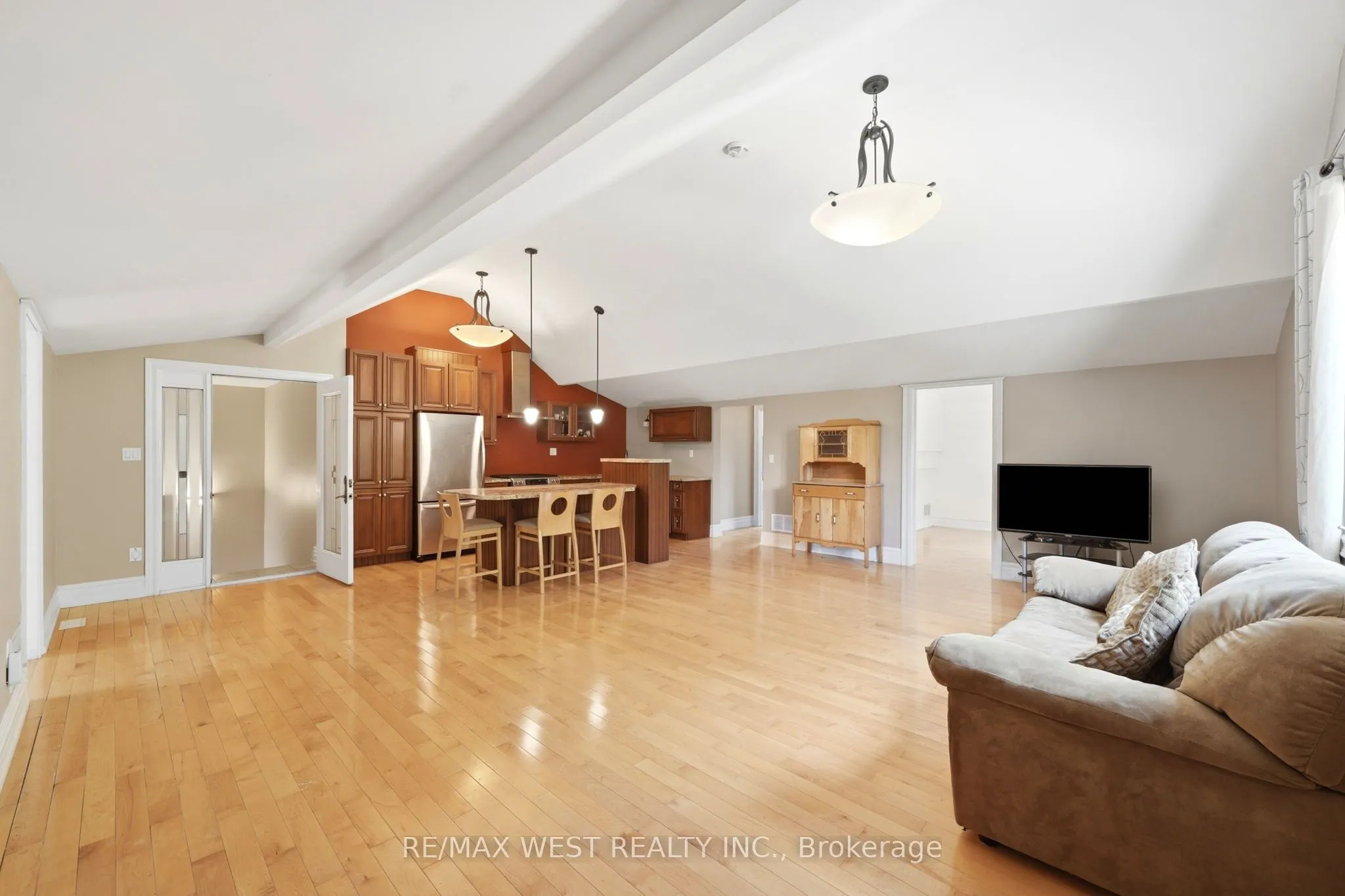 2 Kingswood Drive