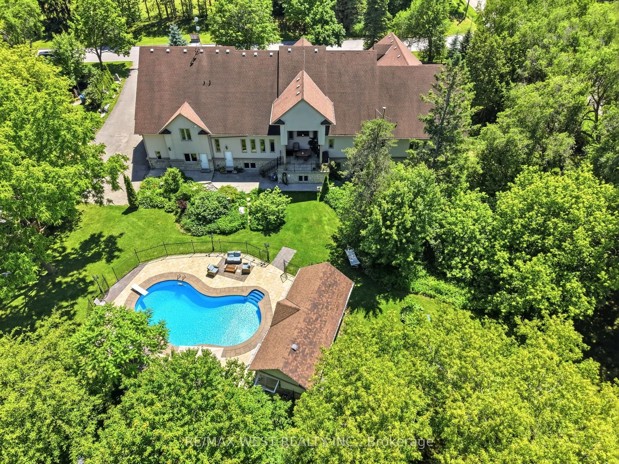 2 Kingswood Drive