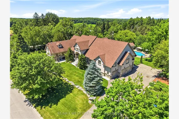 2 Kingswood Drive