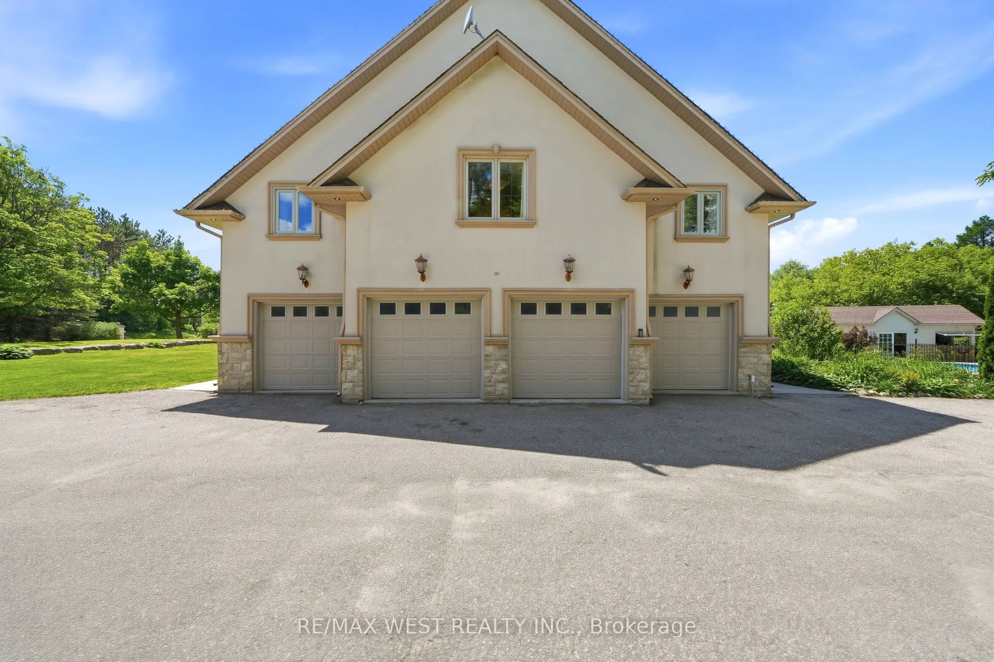 2 Kingswood Drive
