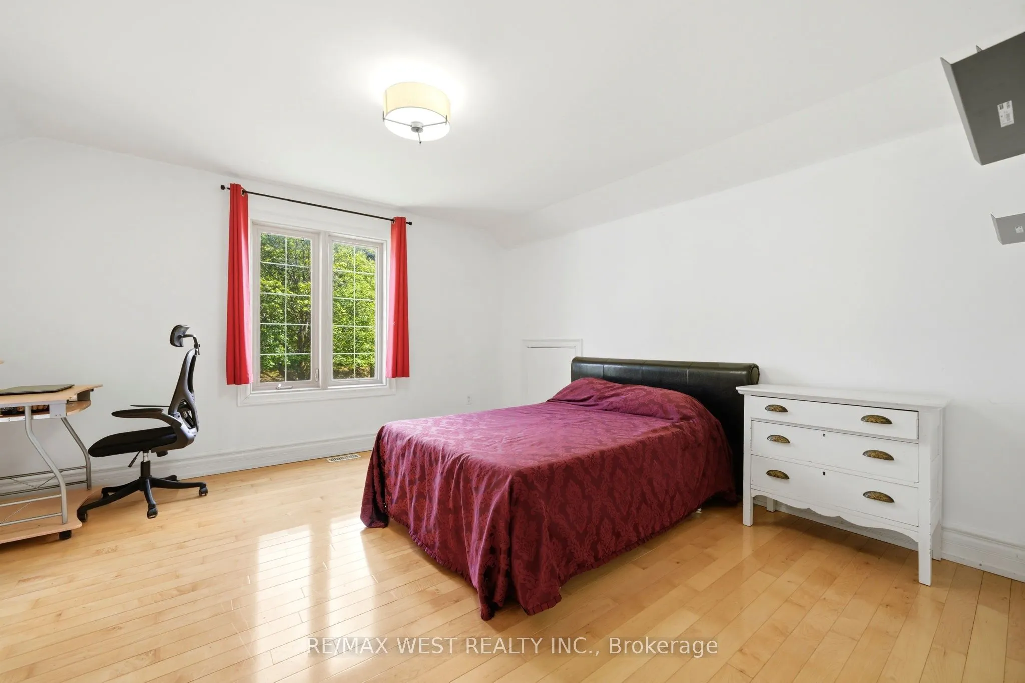 2 Kingswood Drive