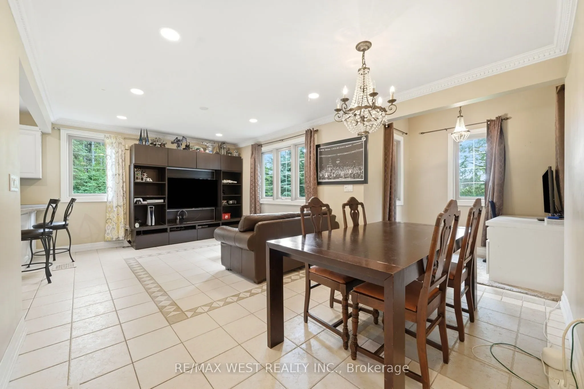 2 Kingswood Drive