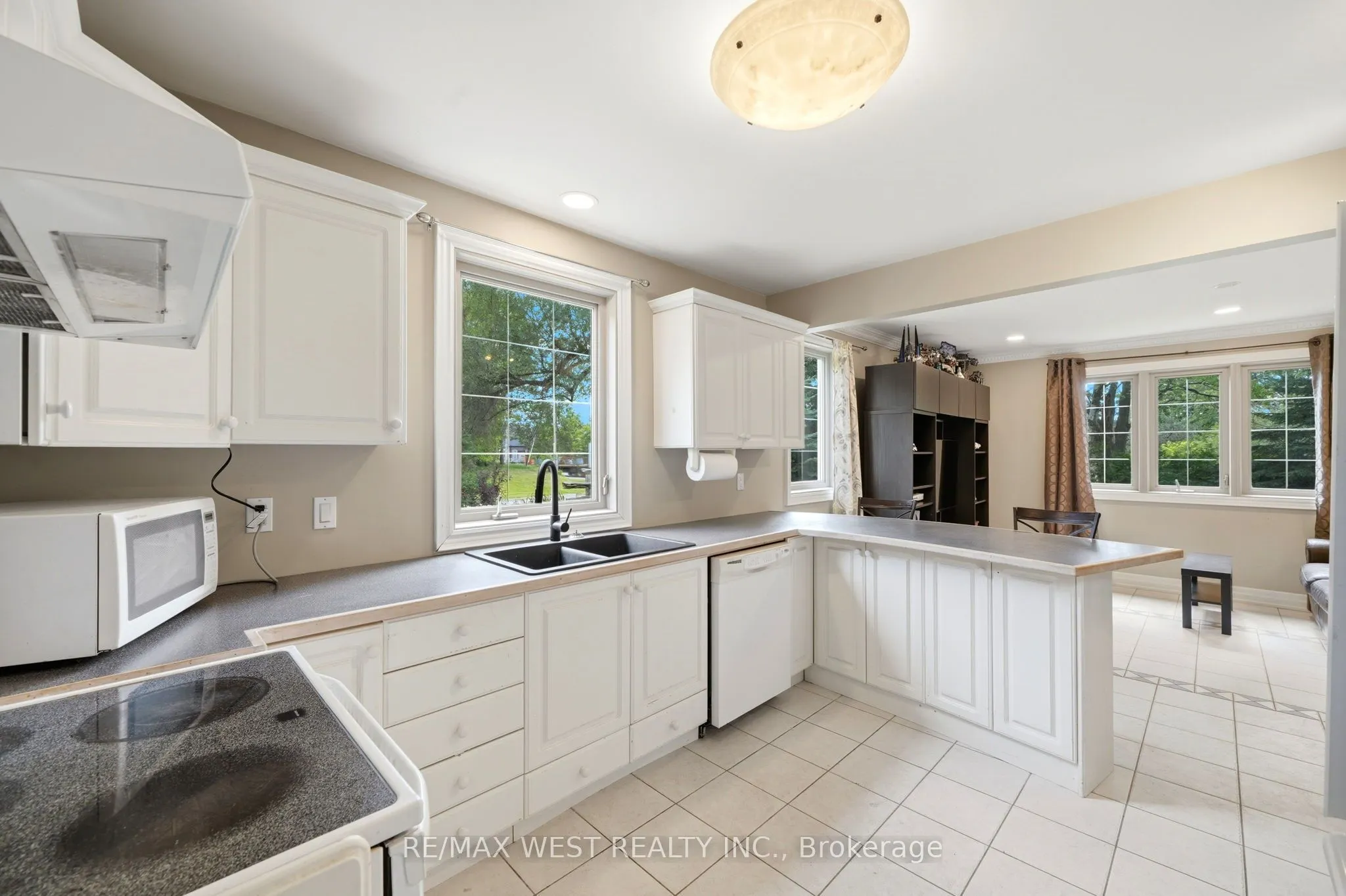 2 Kingswood Drive