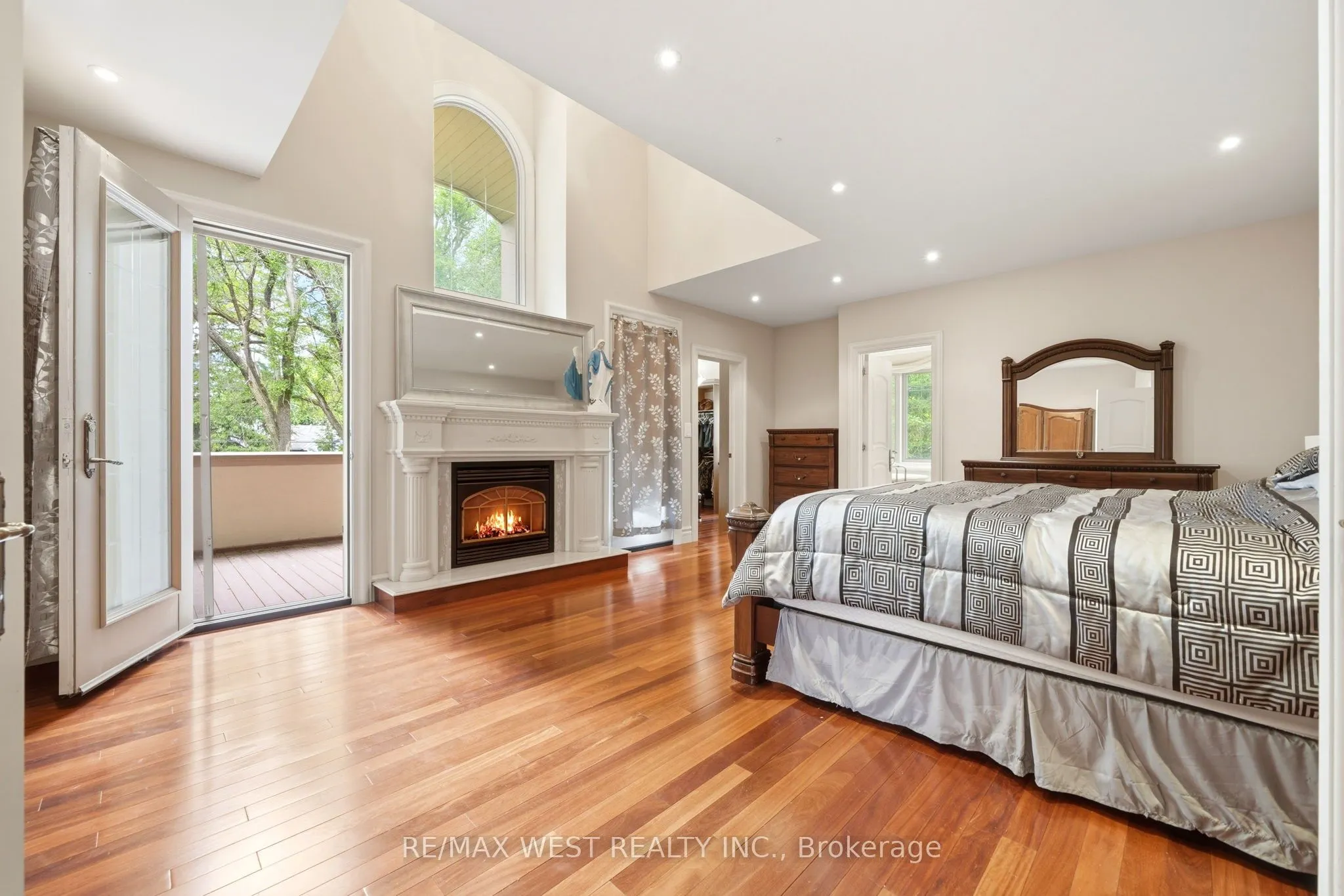 2 Kingswood Drive