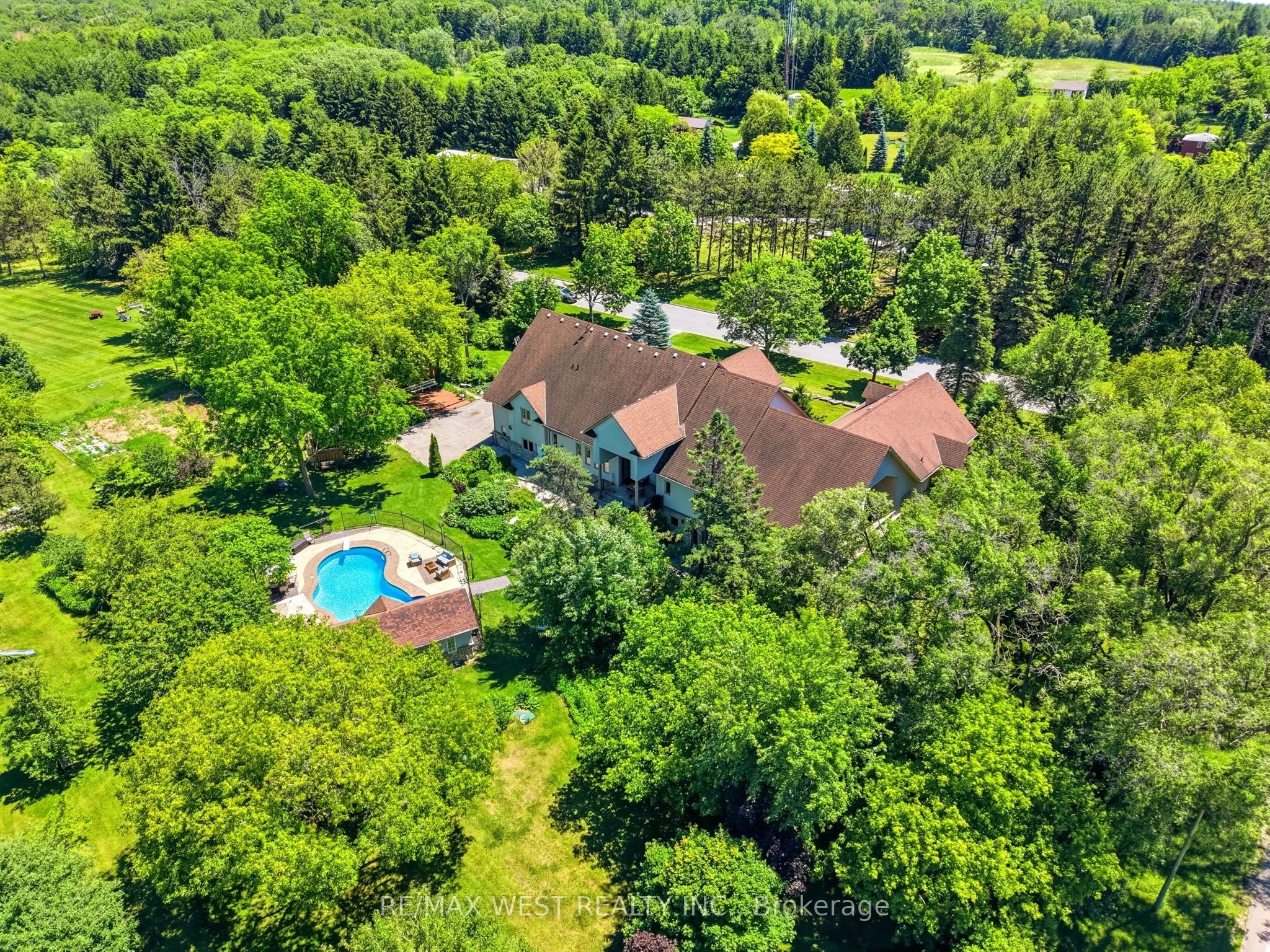 2 Kingswood Drive