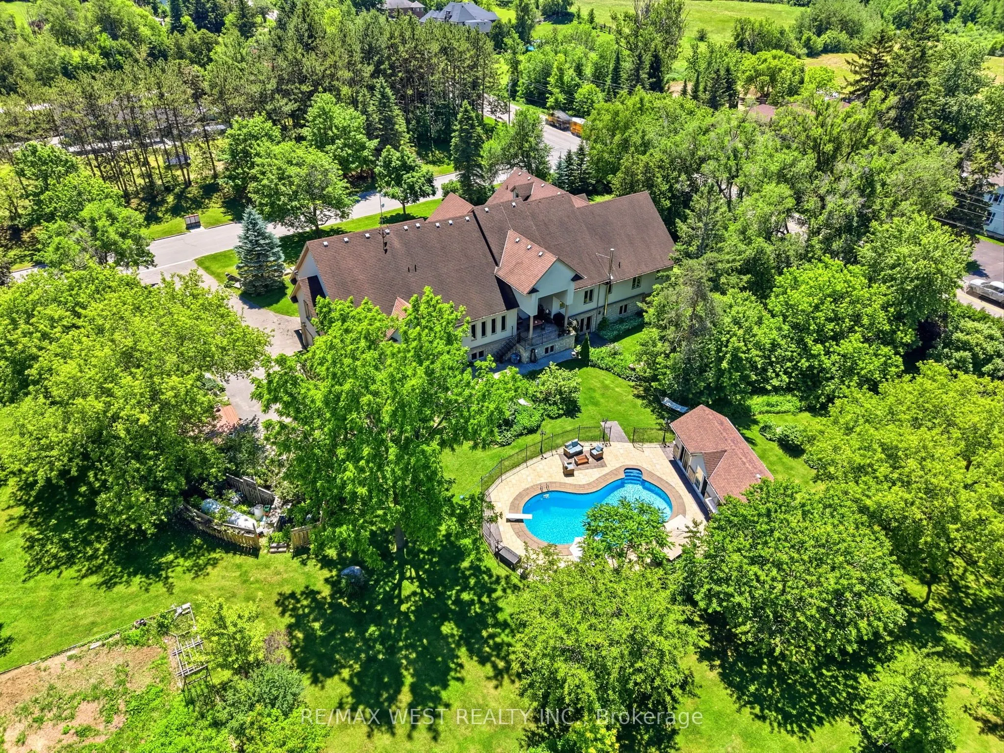 2 Kingswood Drive