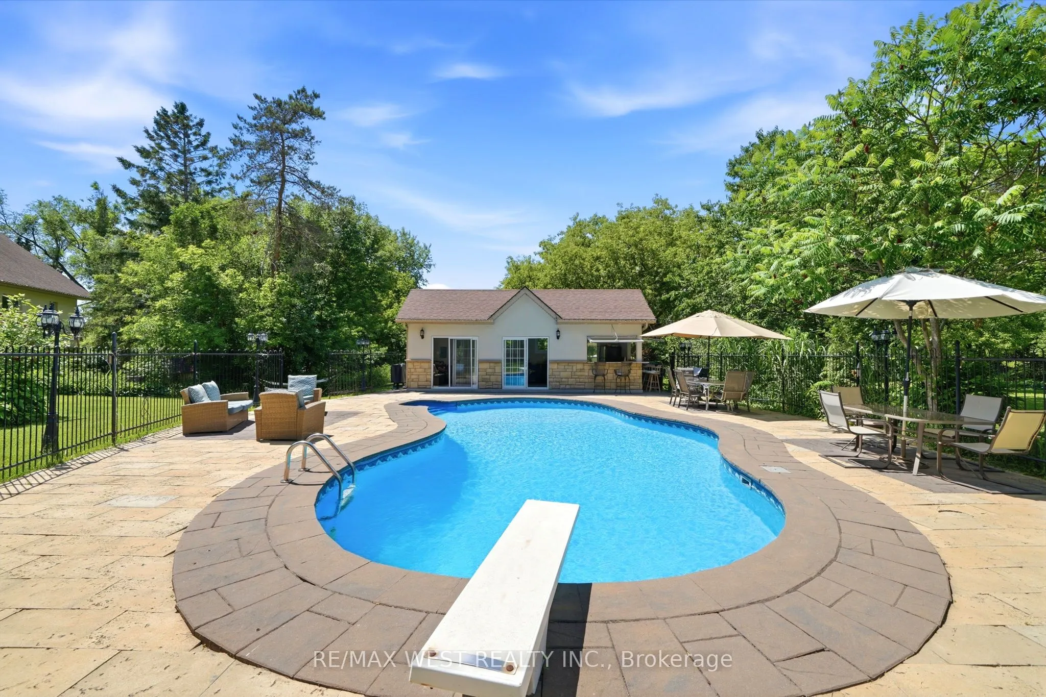 2 Kingswood Drive