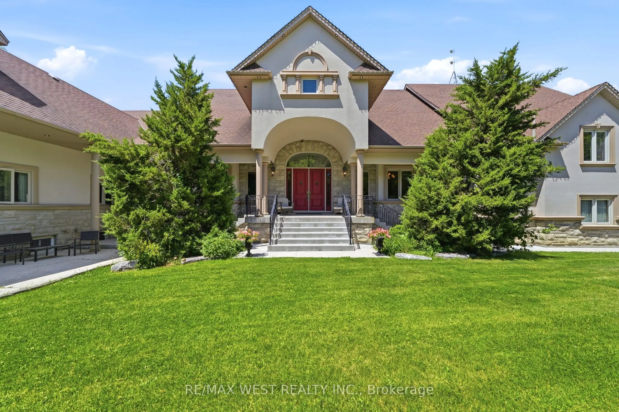 2 Kingswood Drive