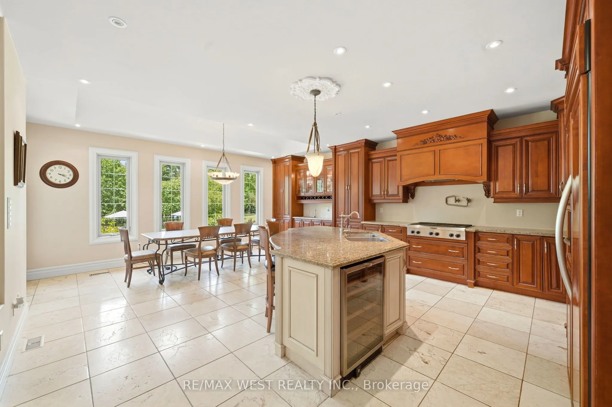 2 Kingswood Drive