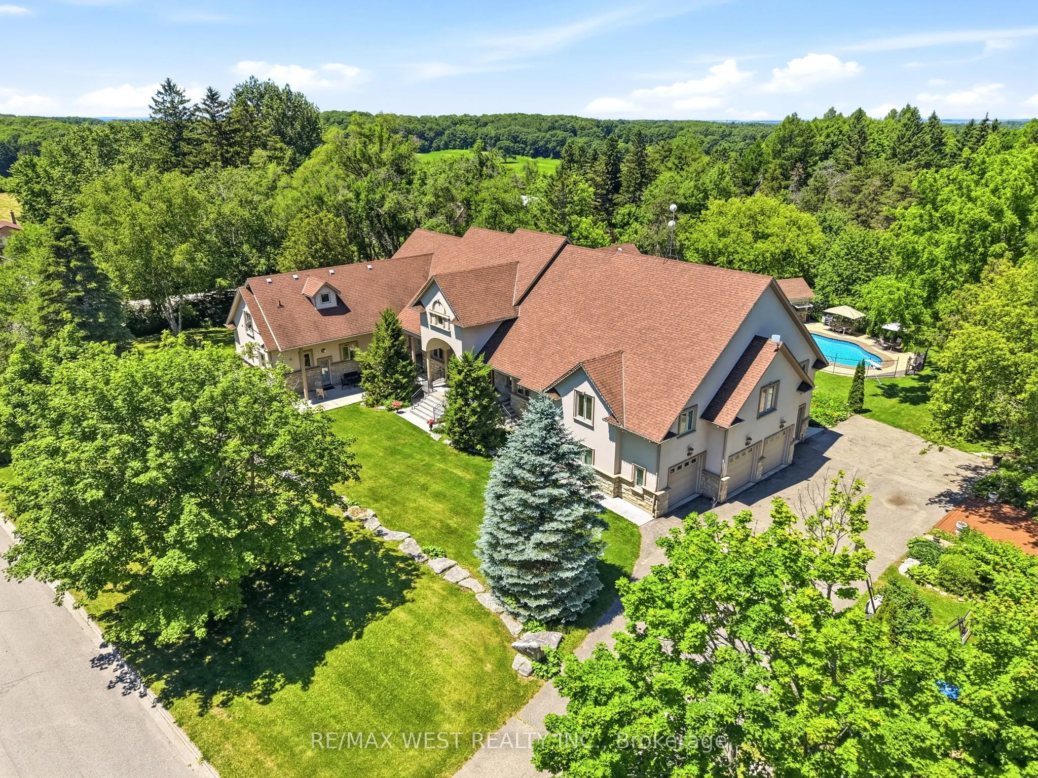 2 Kingswood Drive