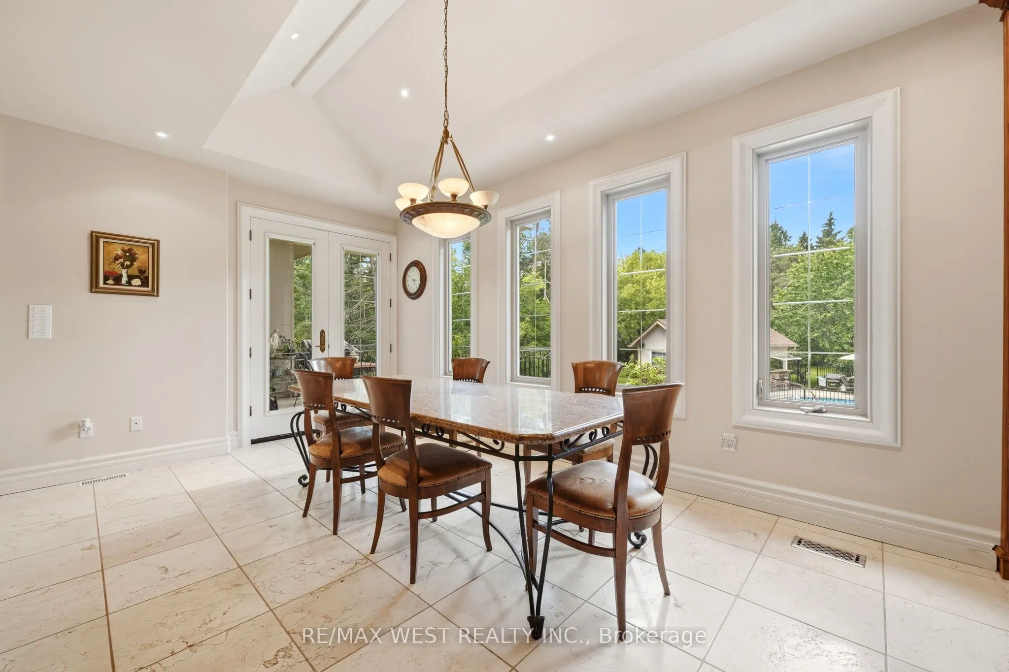 2 Kingswood Drive