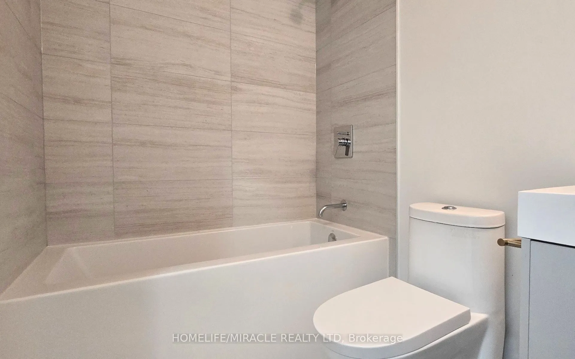 10 Abeja Street #2118