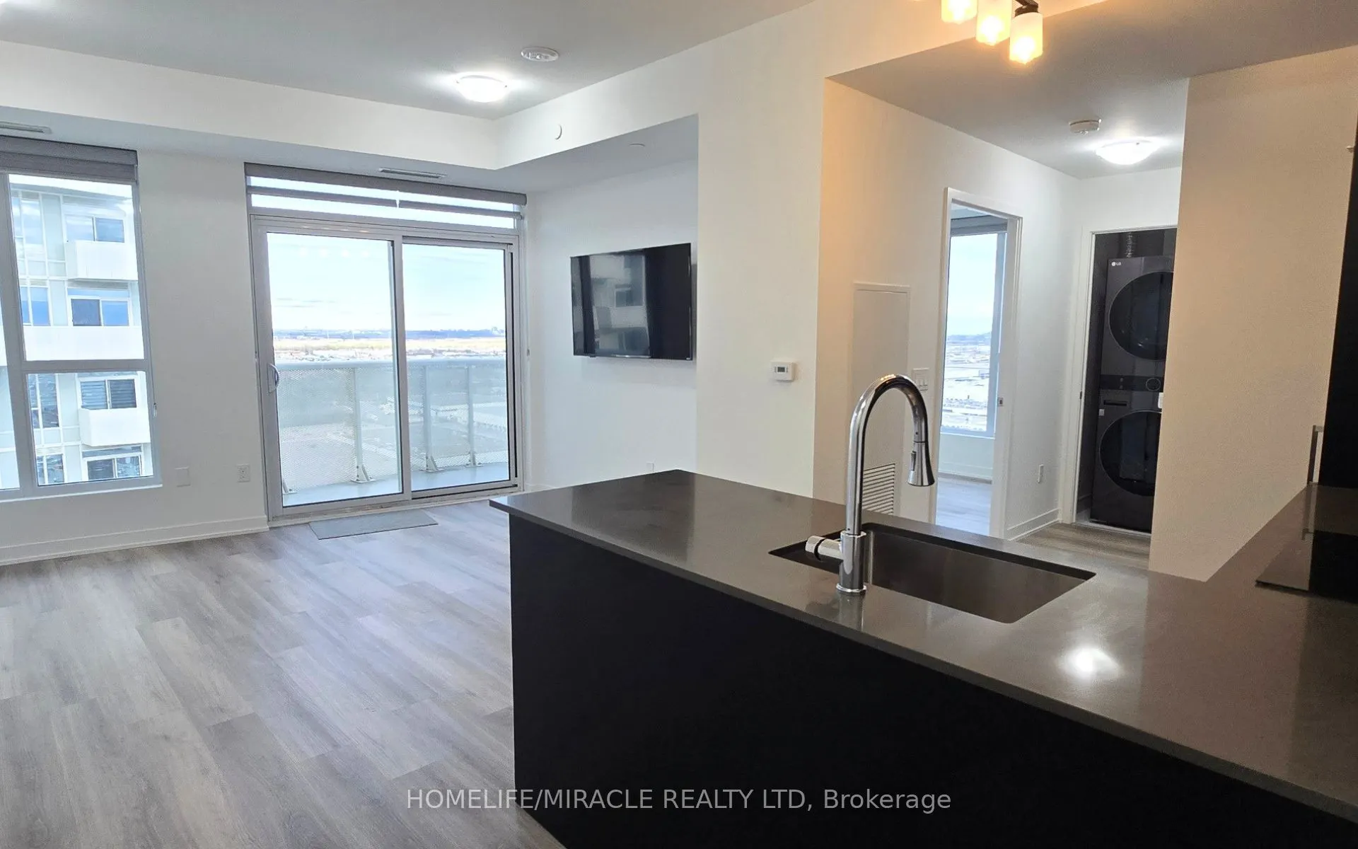10 Abeja Street #2118