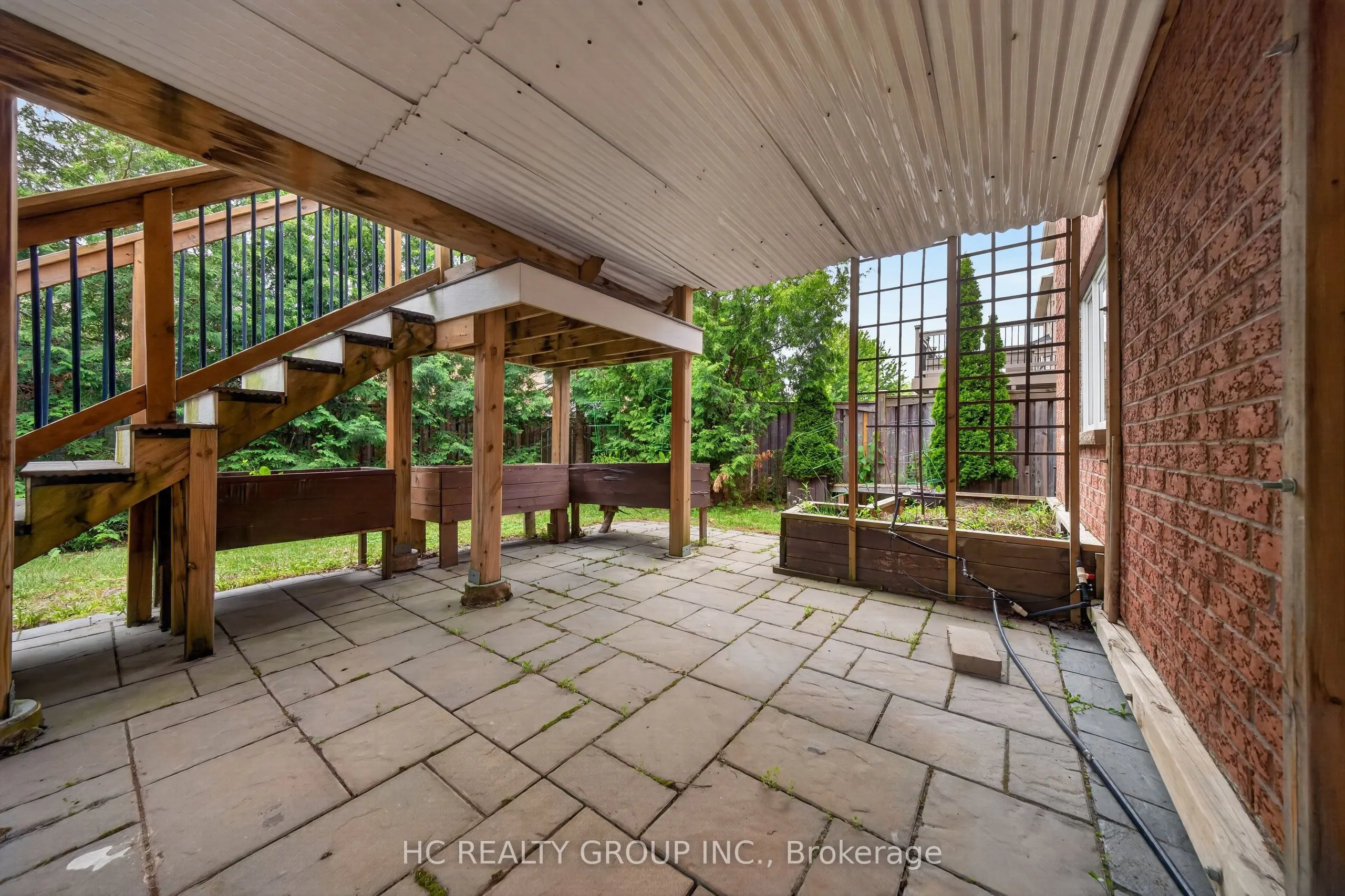 21 Wolf Trail Crescent