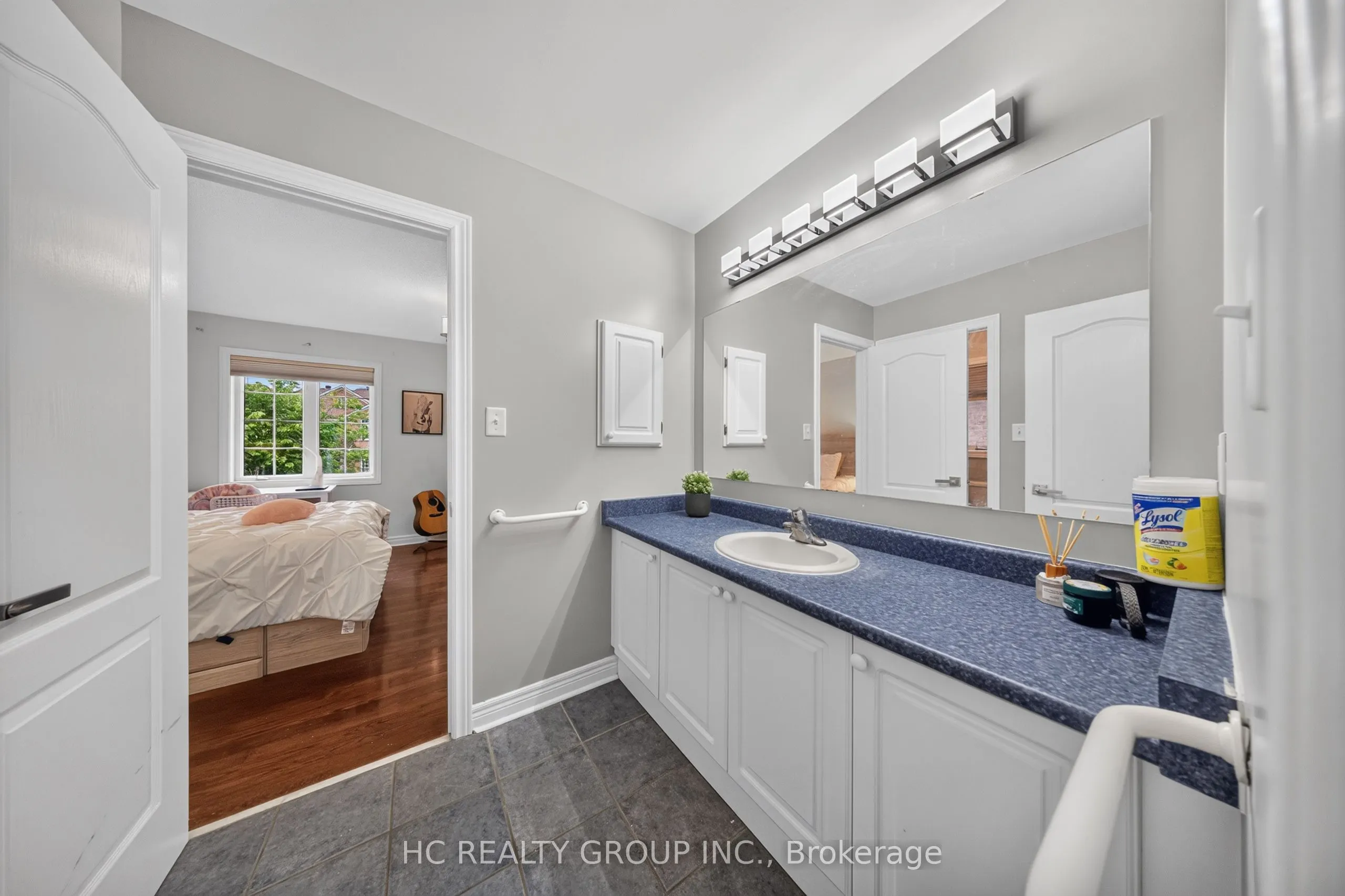 21 Wolf Trail Crescent