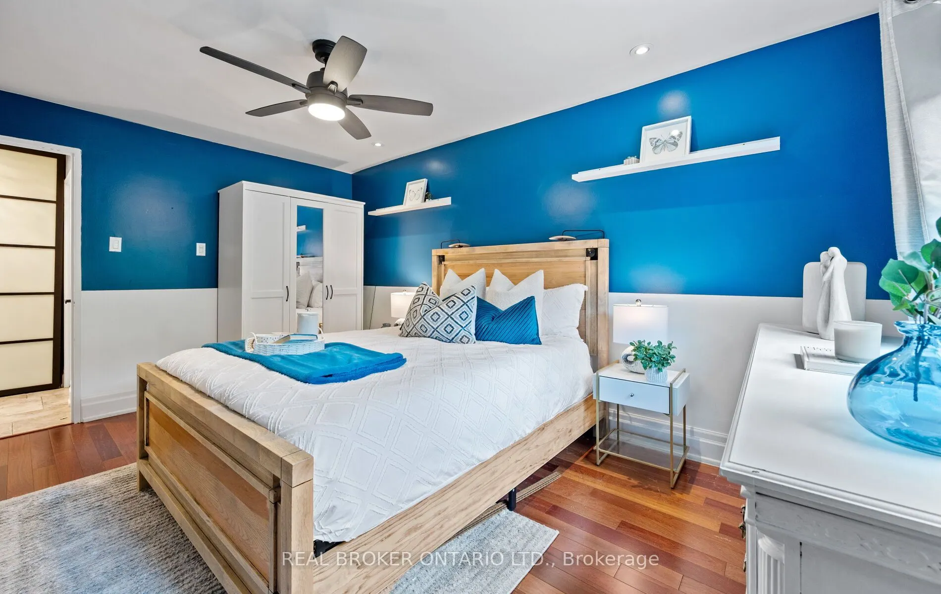 21 Elizabeth Street S #202
