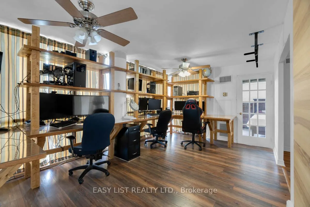 20 Harding Boulevard W #810
