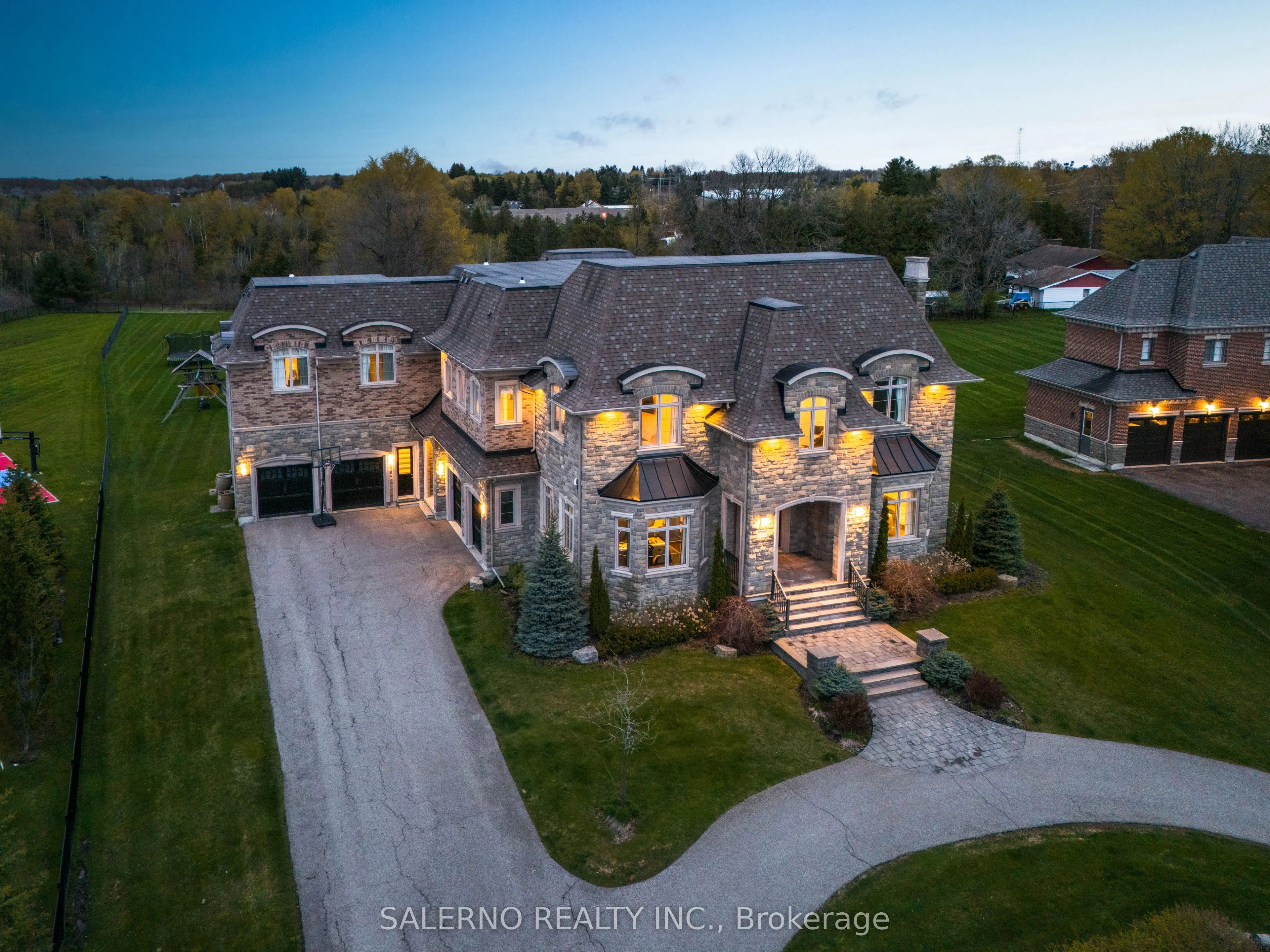 21 Stallions Court