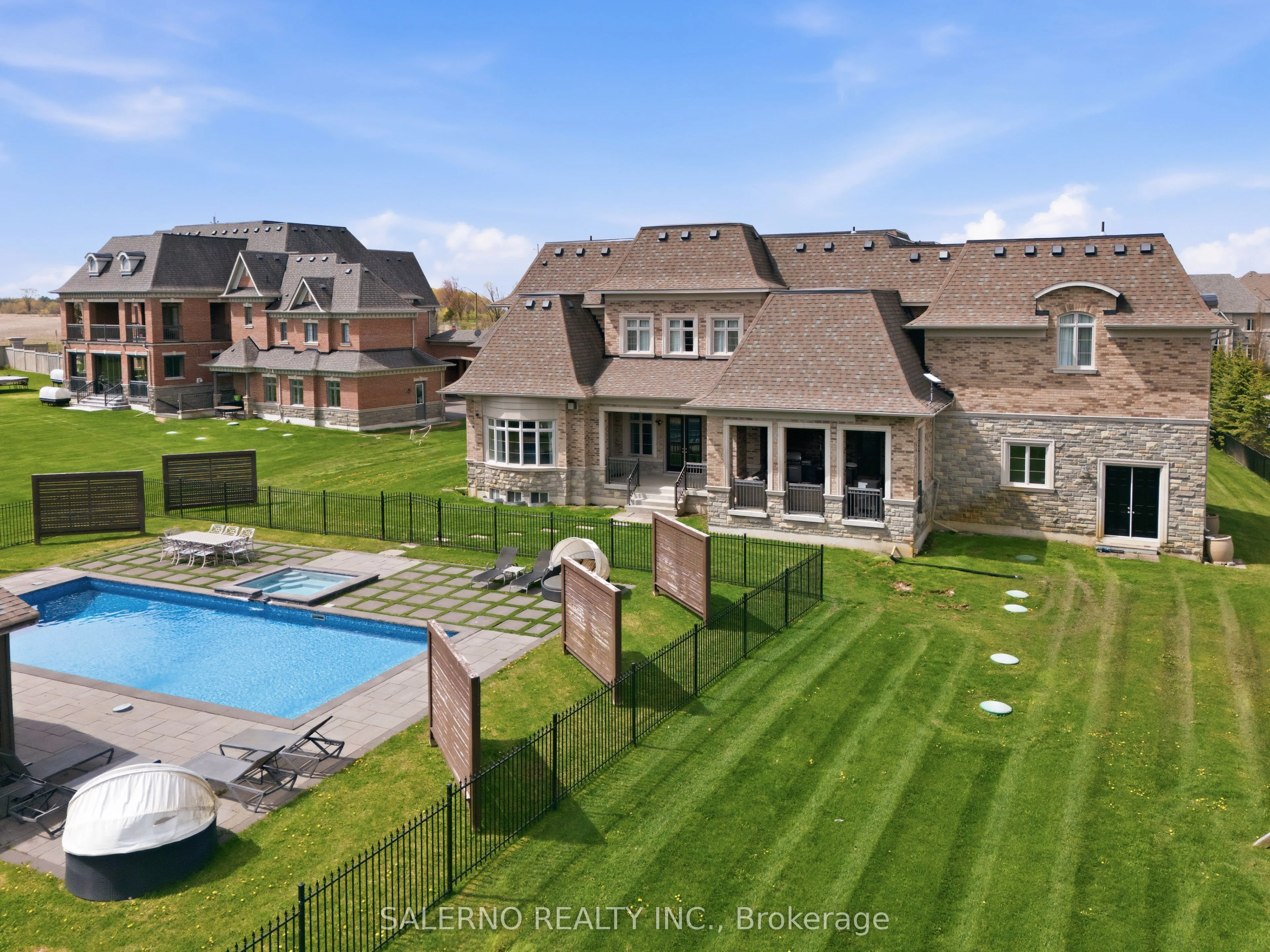 21 Stallions Court