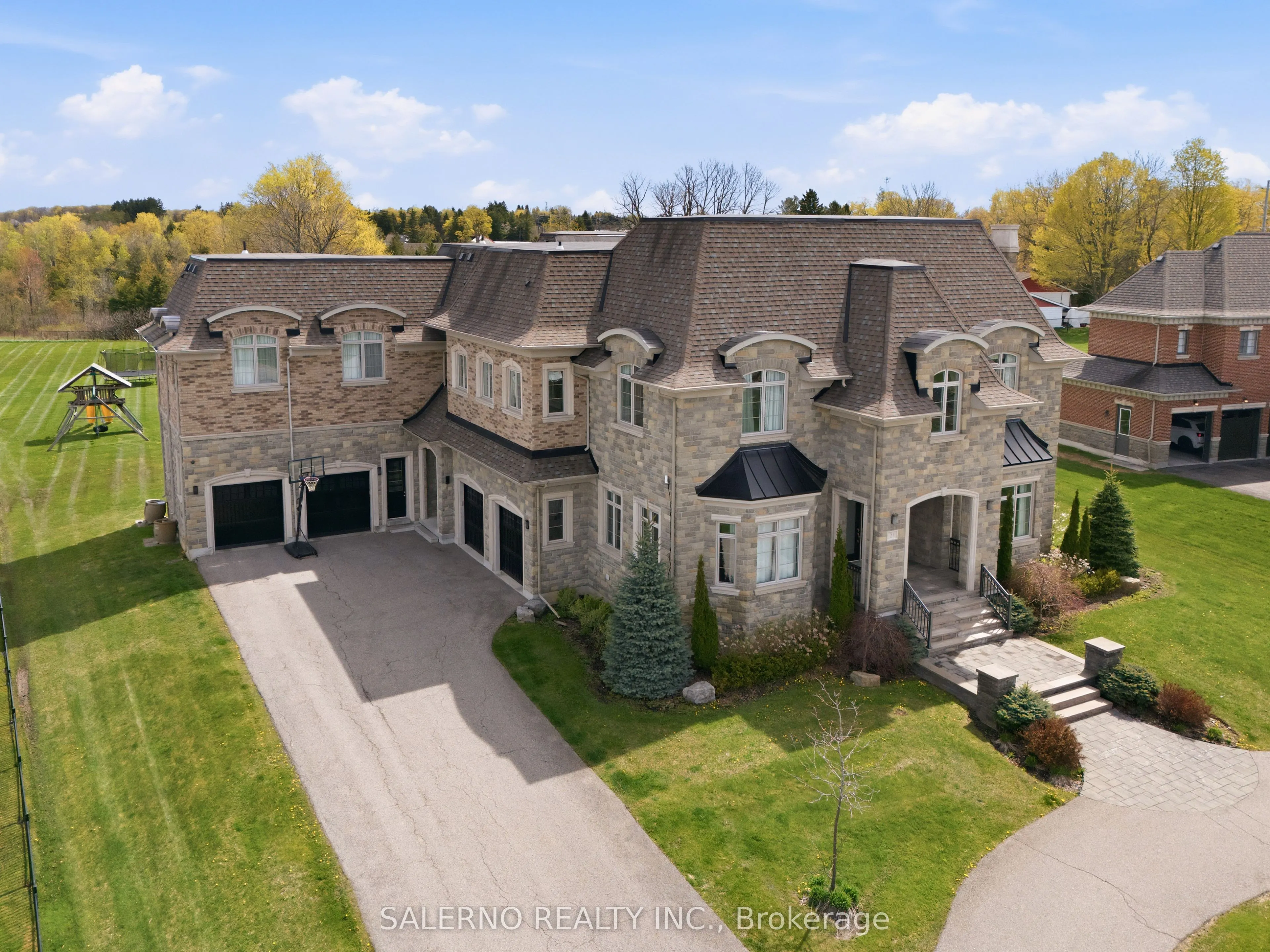 21 Stallions Court