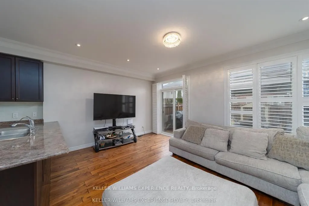 6 Weaver Terrace