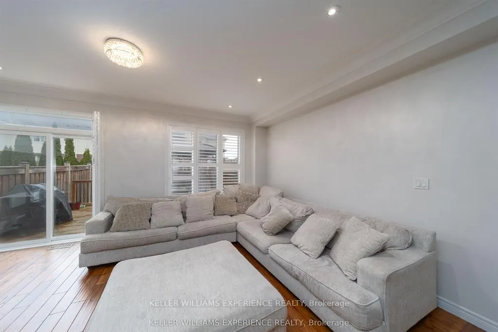 6 Weaver Terrace