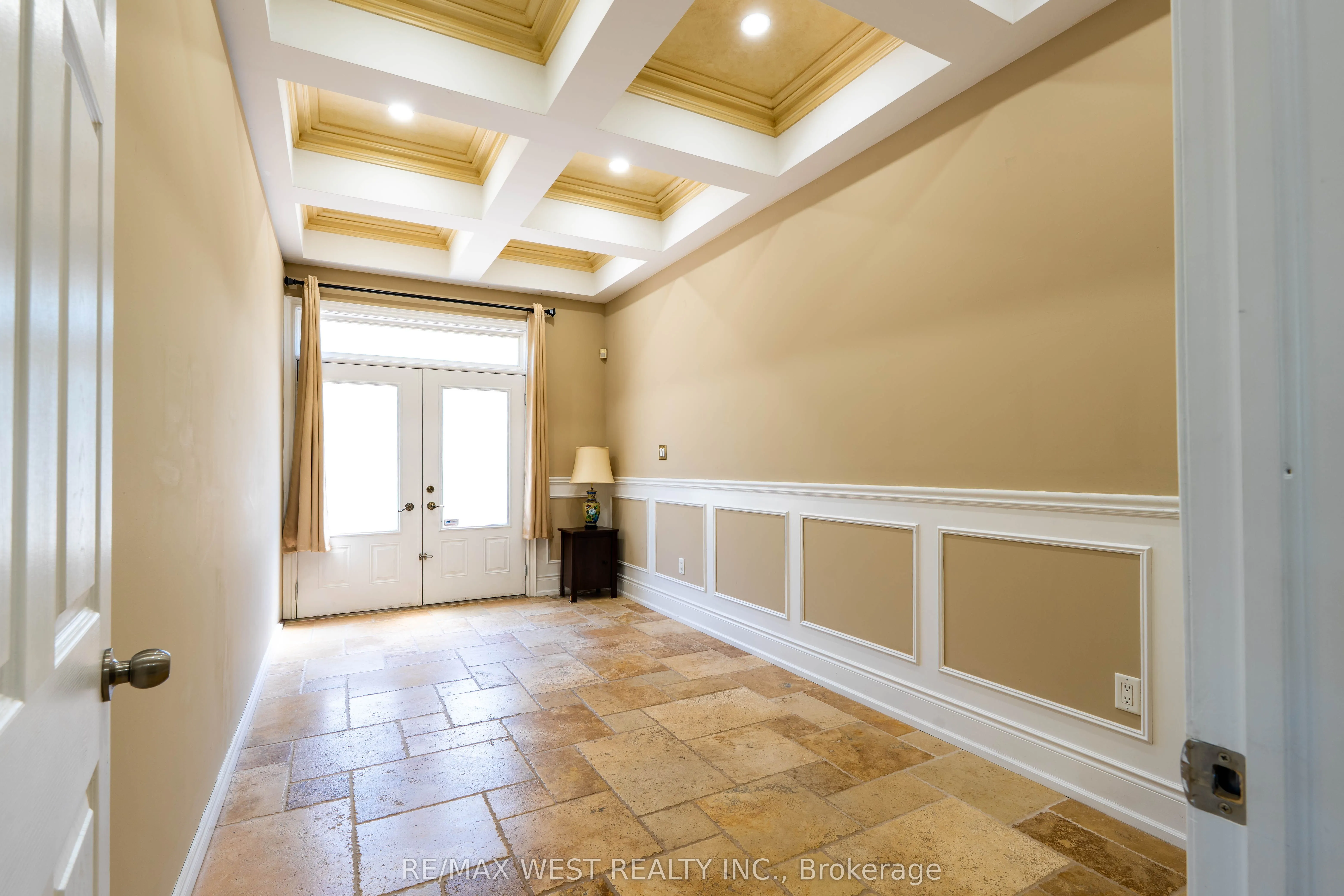 83 Elm Avenue #Main Floor