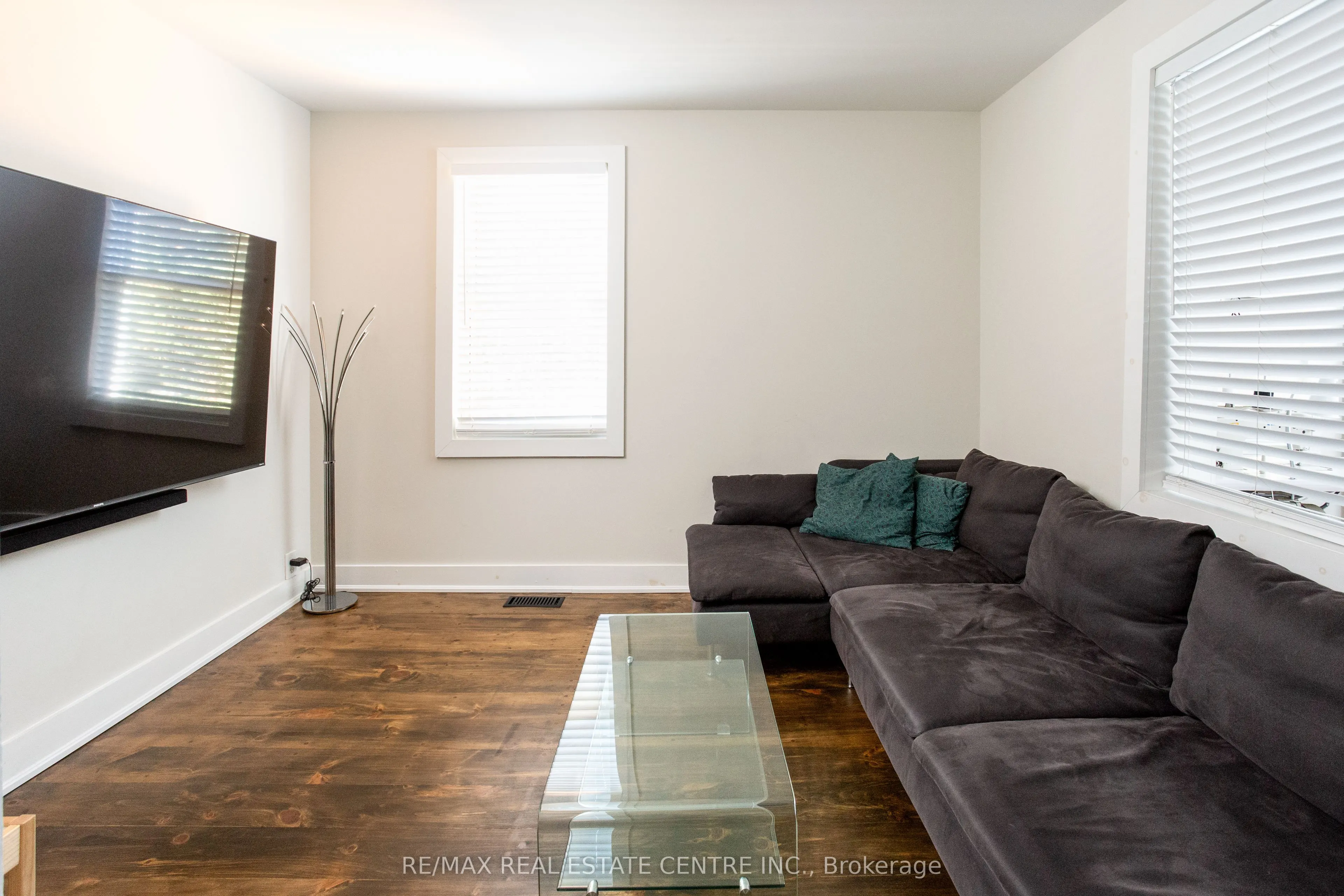 5 East John Street N