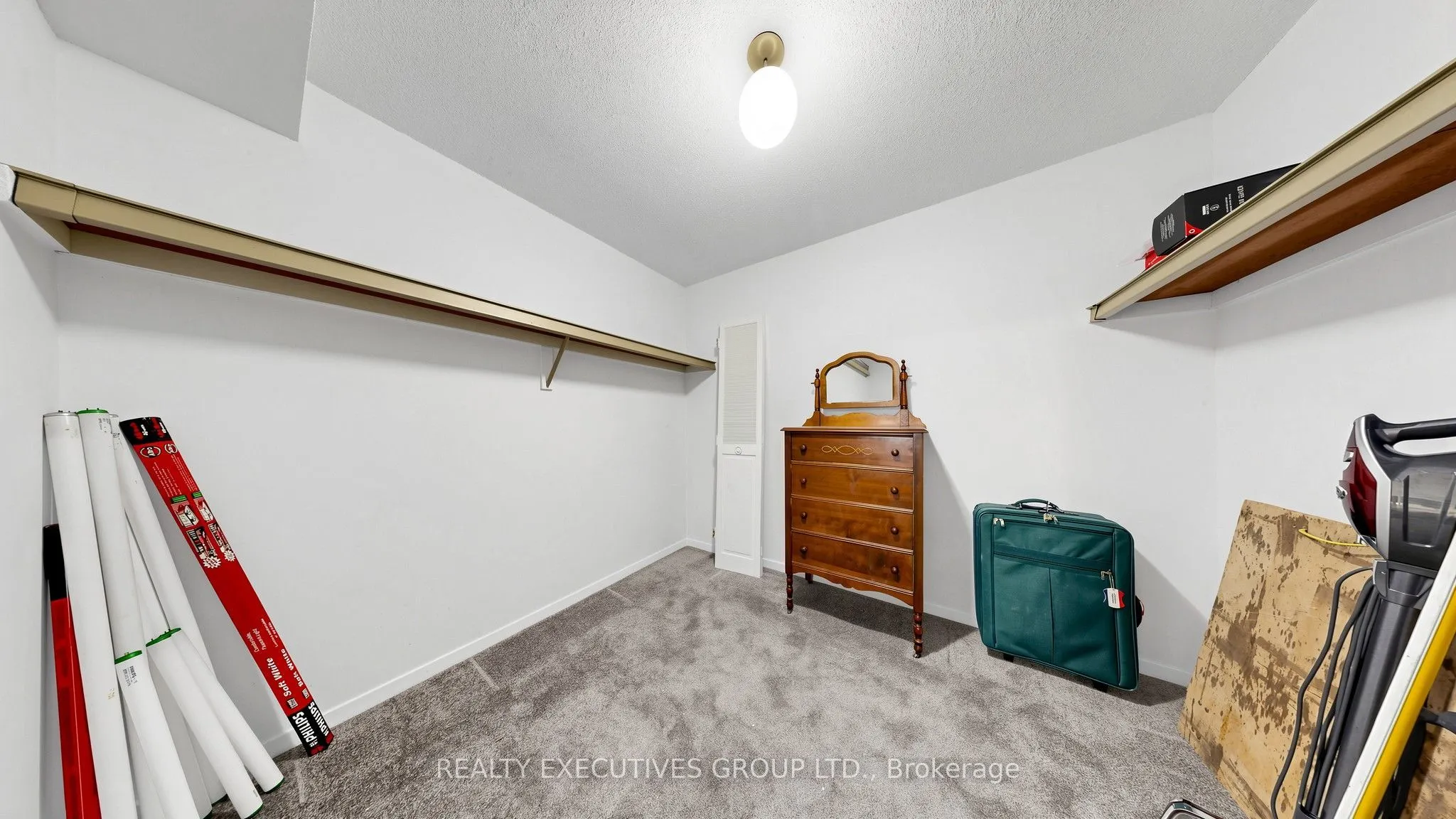 8111 Yonge Street #206