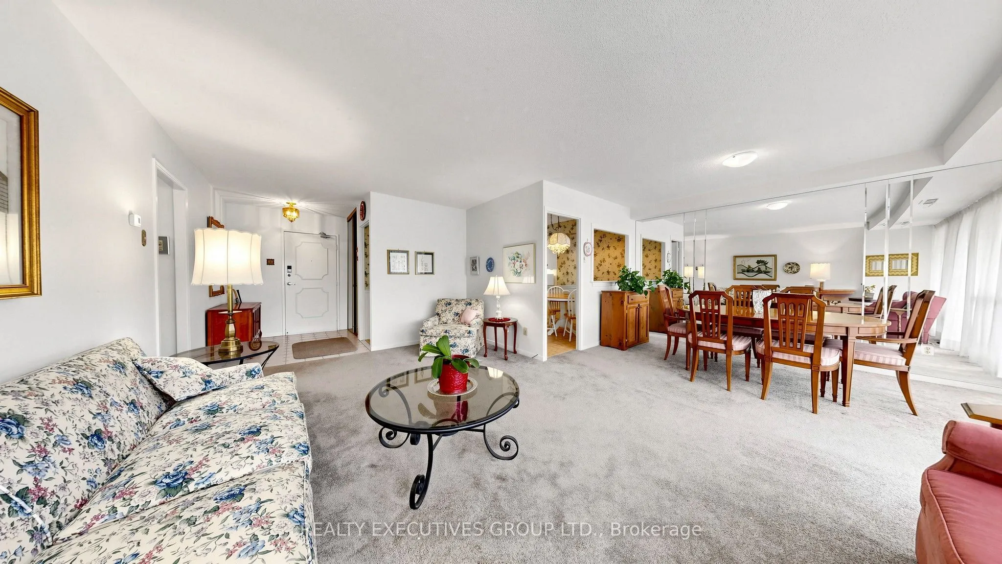 8111 Yonge Street #206