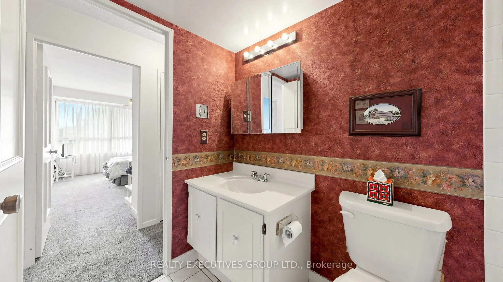 8111 Yonge Street #206