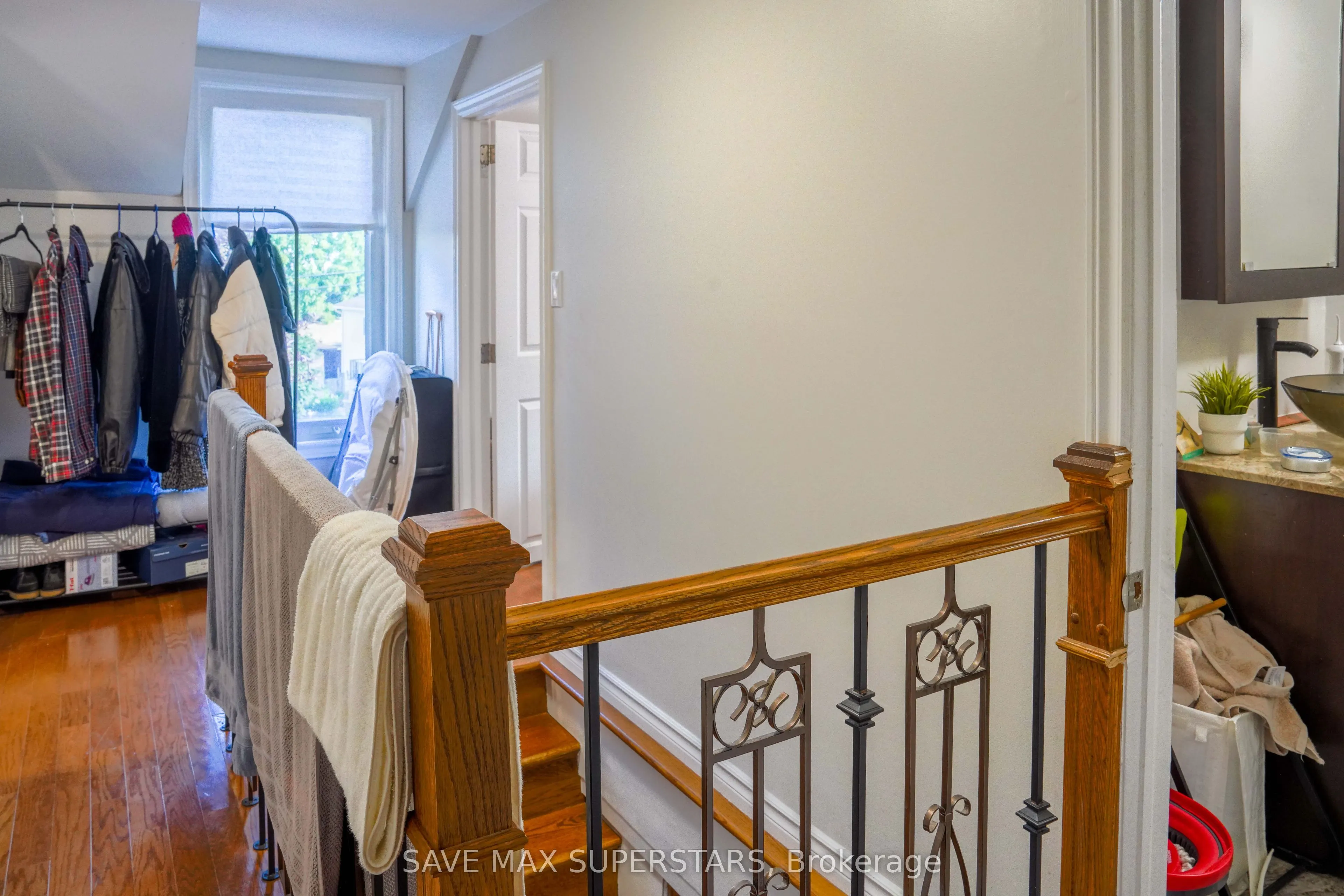 93 John Street E